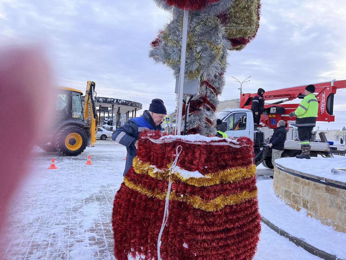 Шаховская, ёлка, комунальная техника, разобрали елку,
