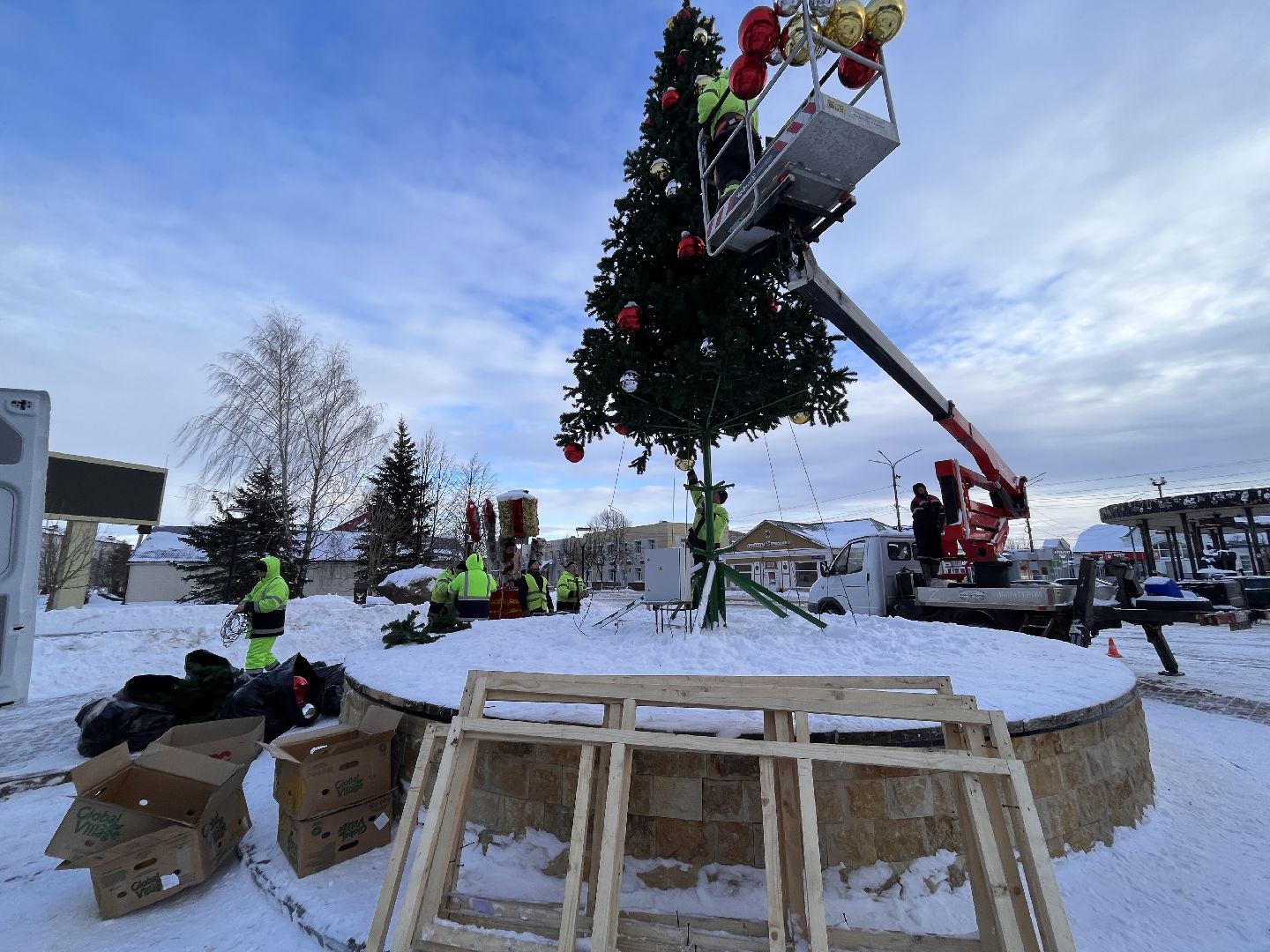 Шаховская, ёлка, комунальная техника, разобрали елку,