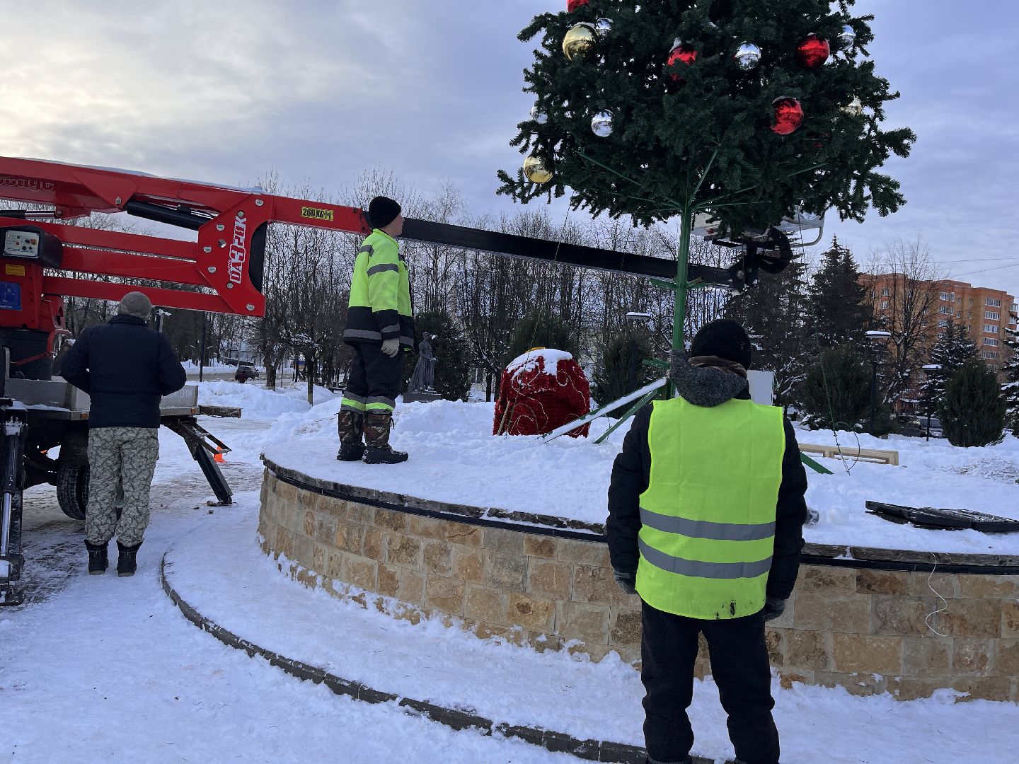 Шаховская, ёлка, комунальная техника, разобрали елку,
