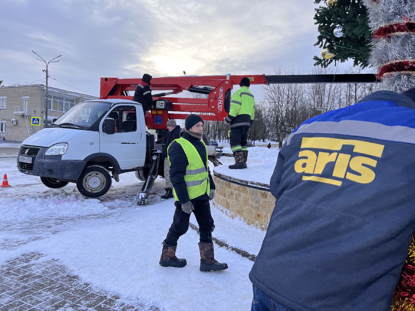 Шаховская, ёлка, комунальная техника, разобрали елку,