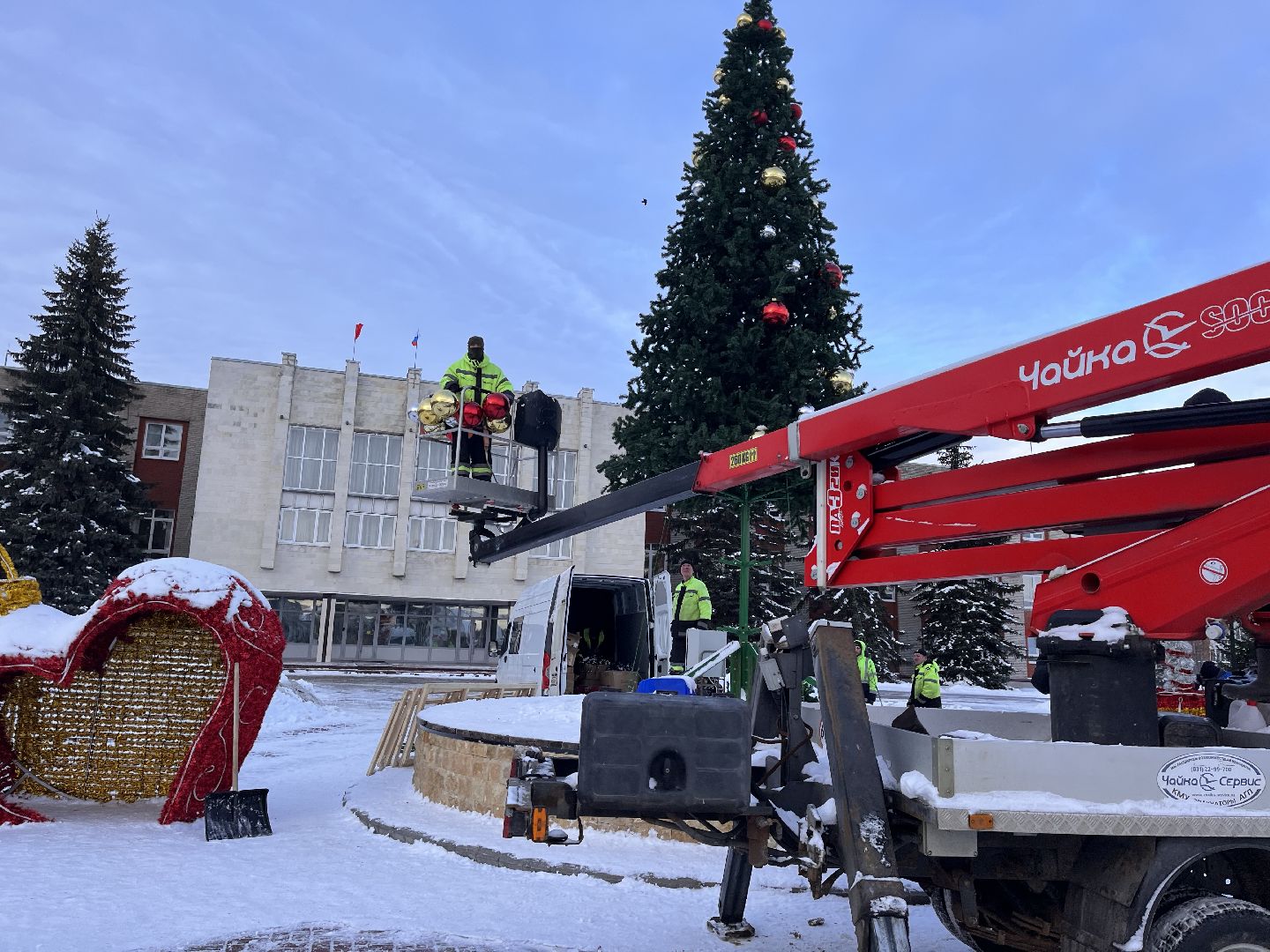 Шаховская, ёлка, комунальная техника, разобрали елку,