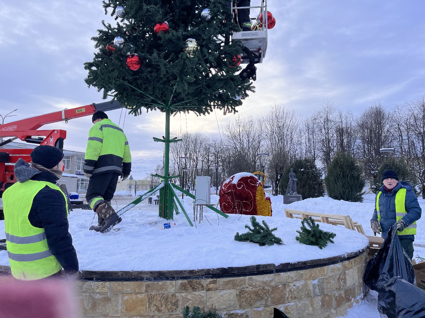 Шаховская, ёлка, комунальная техника, разобрали елку,