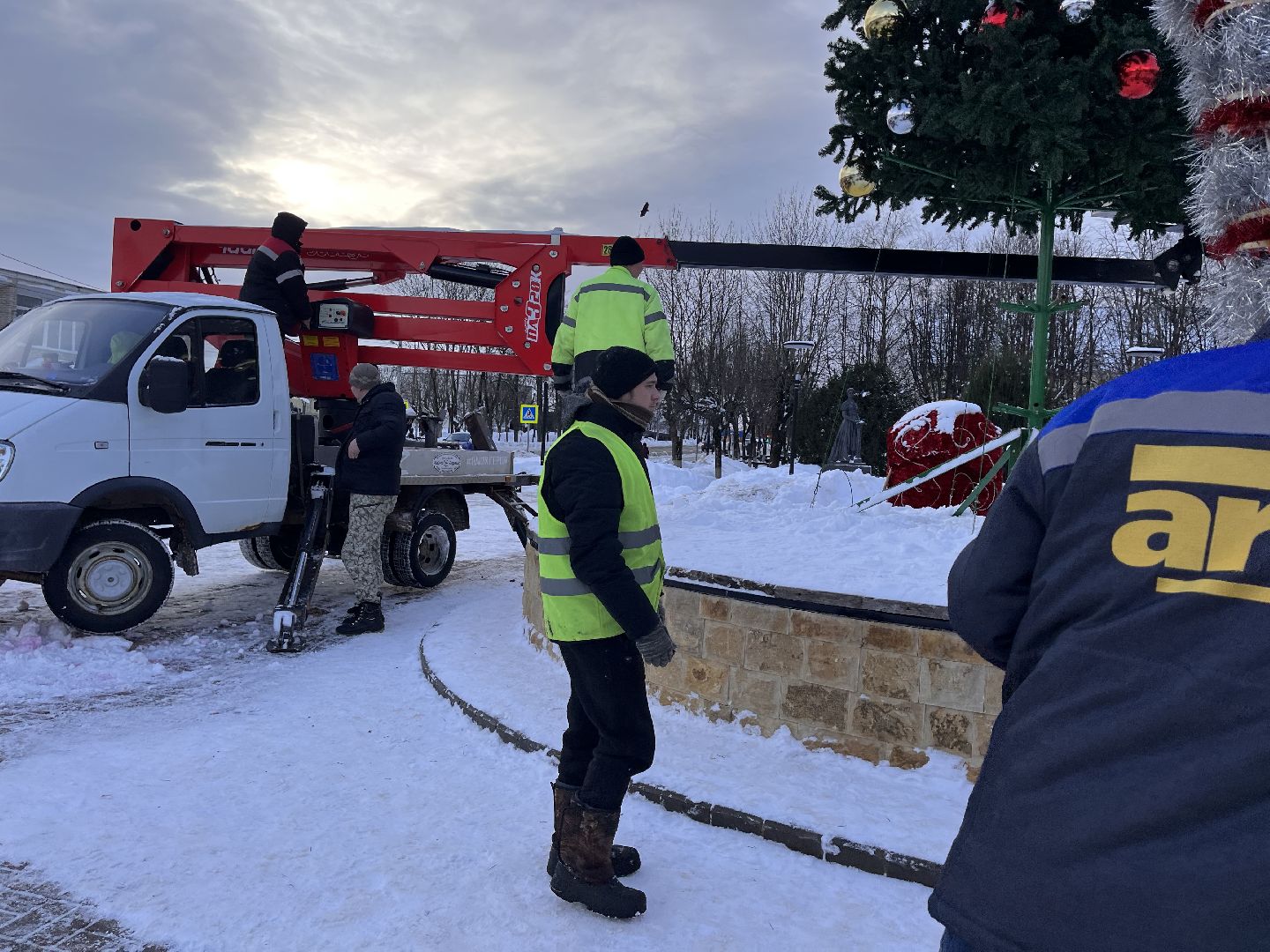 Шаховская, ёлка, комунальная техника, разобрали елку,
