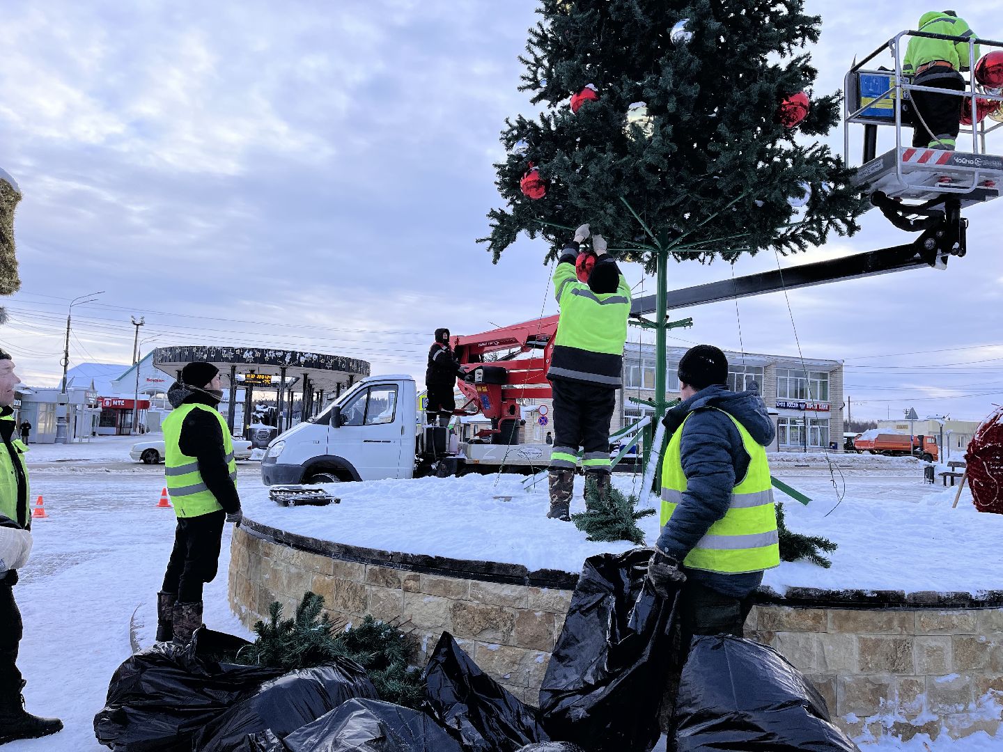 Шаховская, ёлка, комунальная техника, разобрали елку,