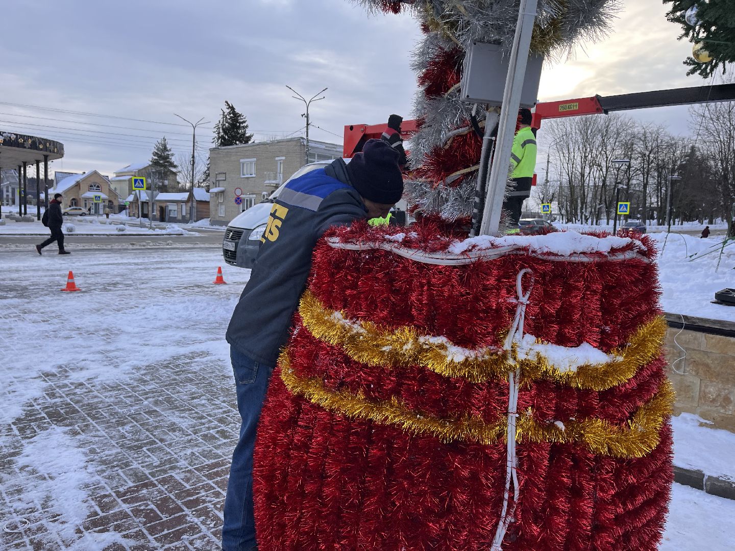 Шаховская, ёлка, комунальная техника, разобрали елку,
