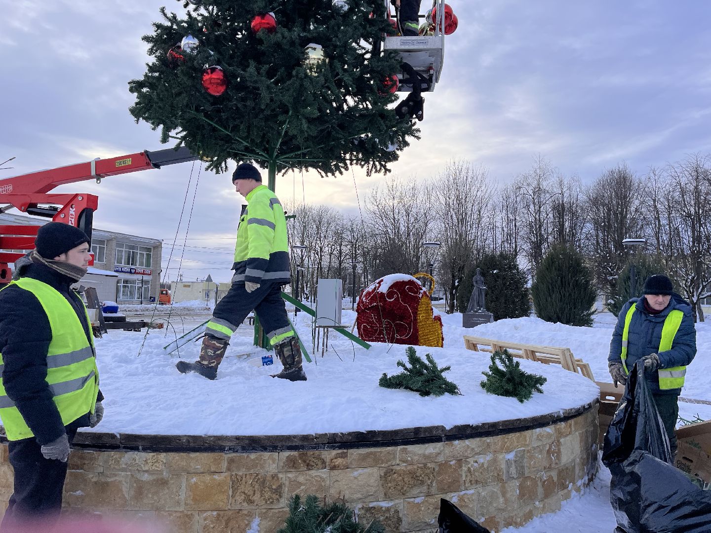 Шаховская, ёлка, комунальная техника, разобрали елку,