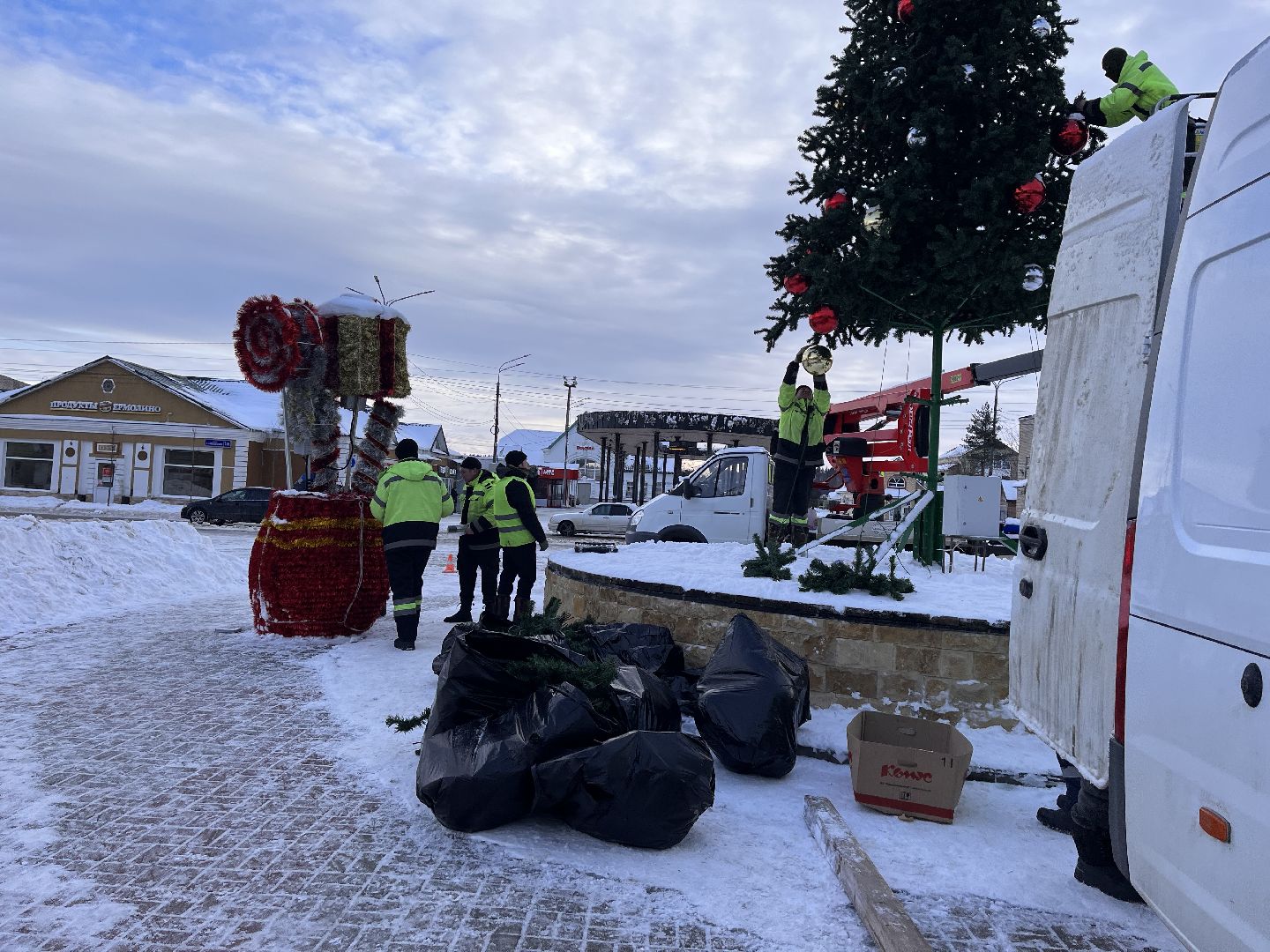 Шаховская, ёлка, комунальная техника, разобрали елку,