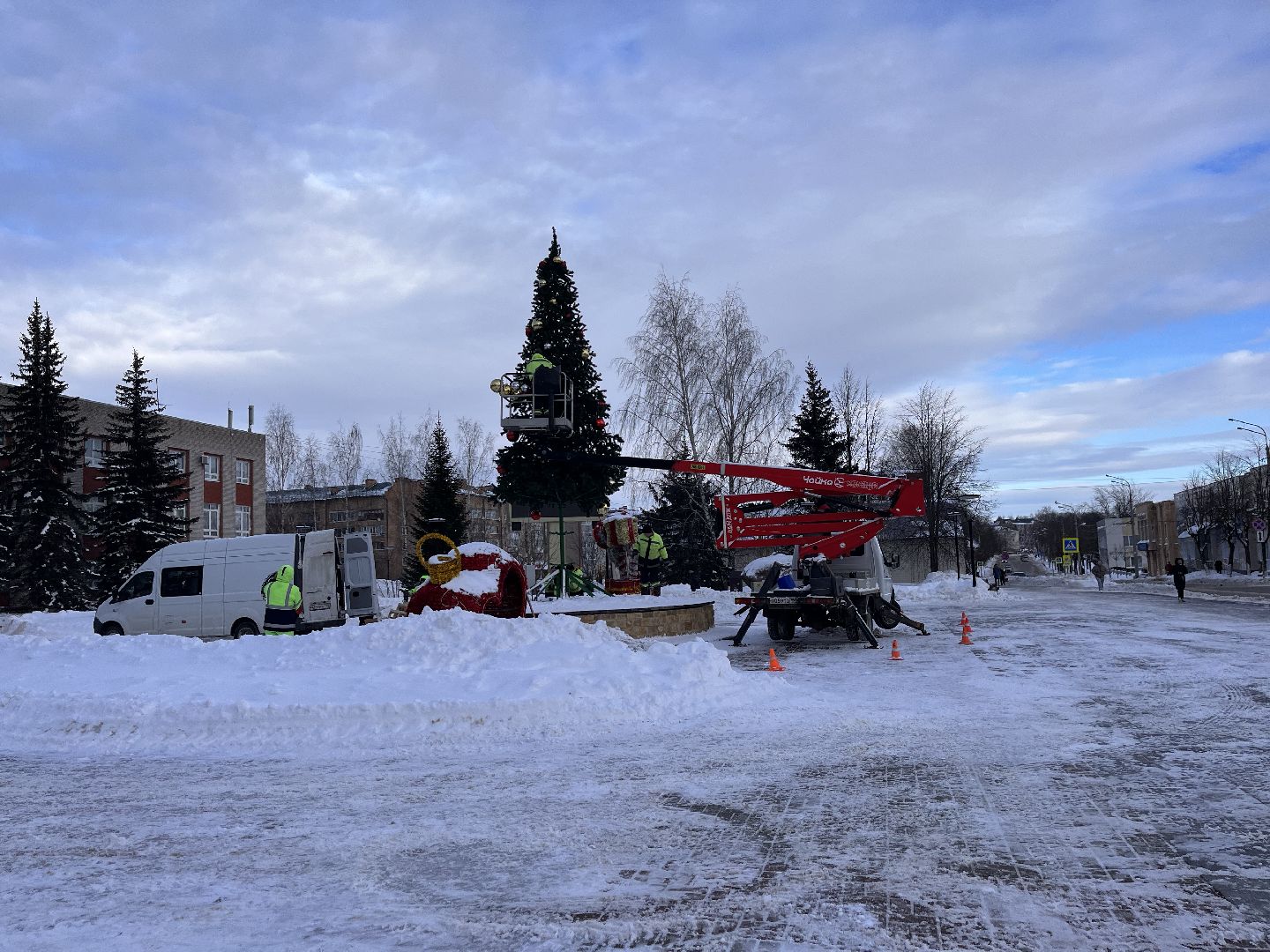 Шаховская, ёлка, комунальная техника, разобрали елку,