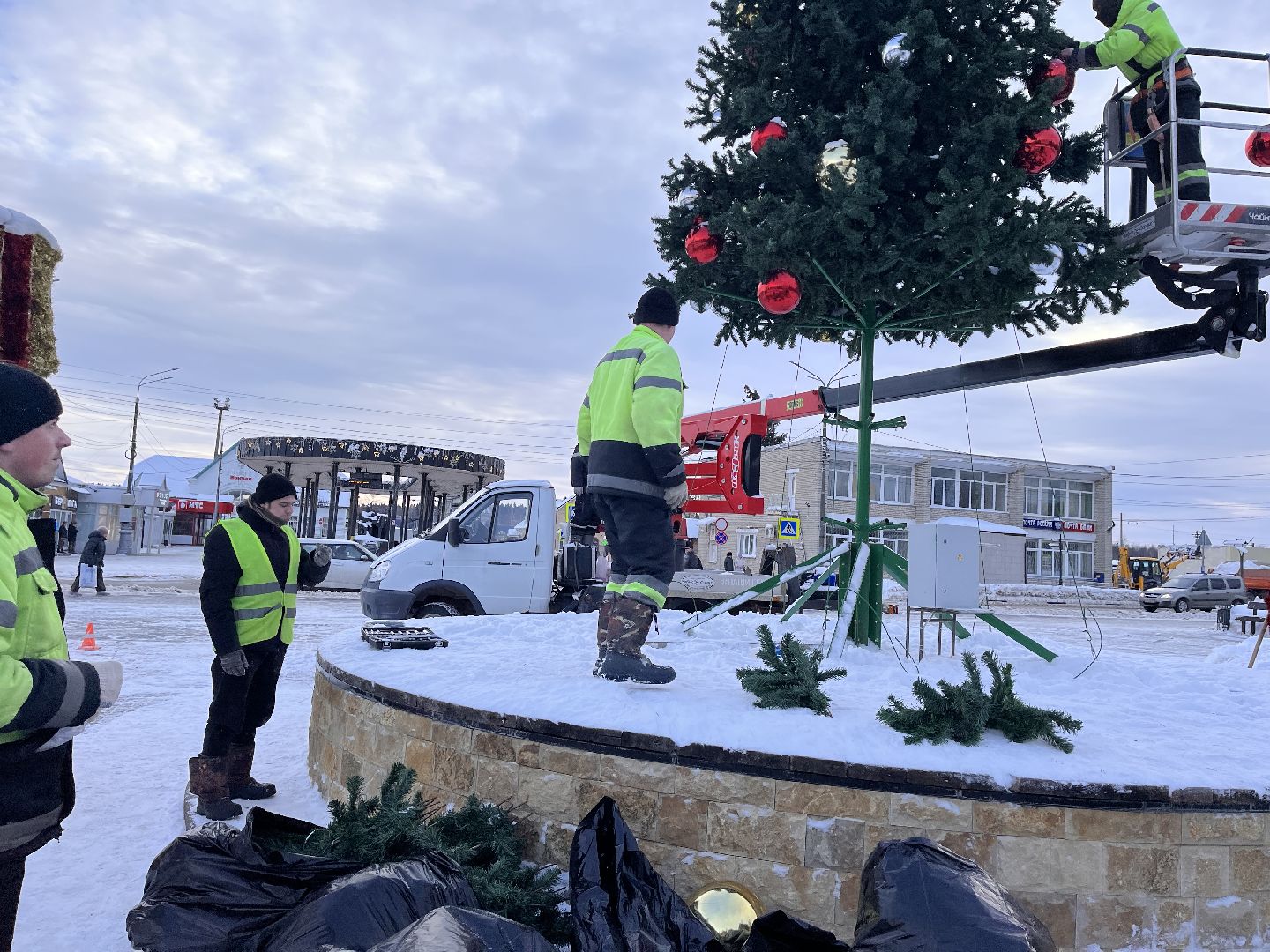 Шаховская, ёлка, комунальная техника, разобрали елку,
