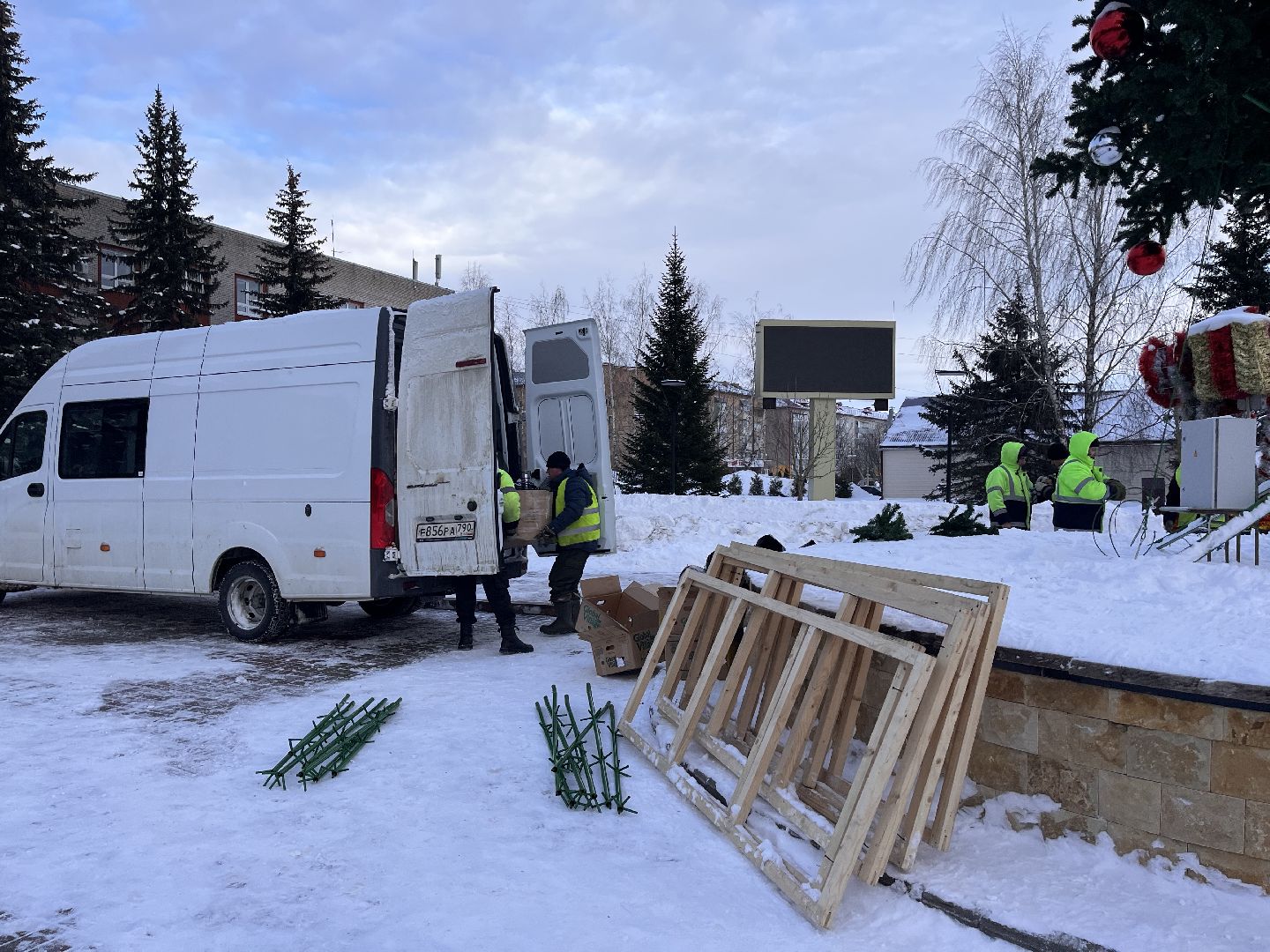 Шаховская, ёлка, комунальная техника, разобрали елку,