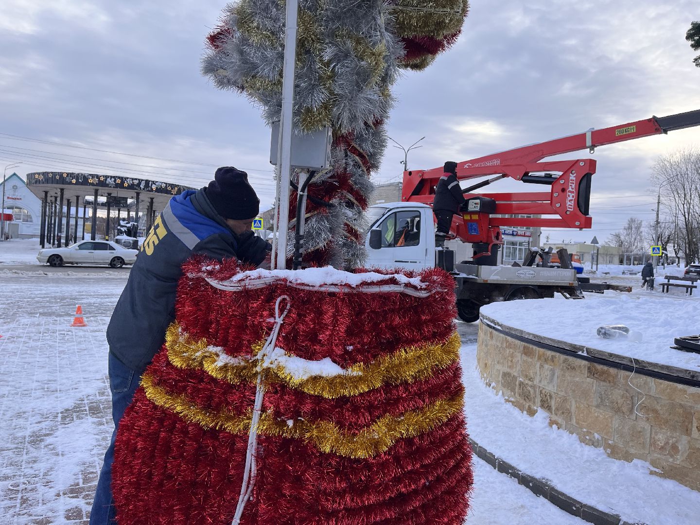 Шаховская, ёлка, комунальная техника, разобрали елку,