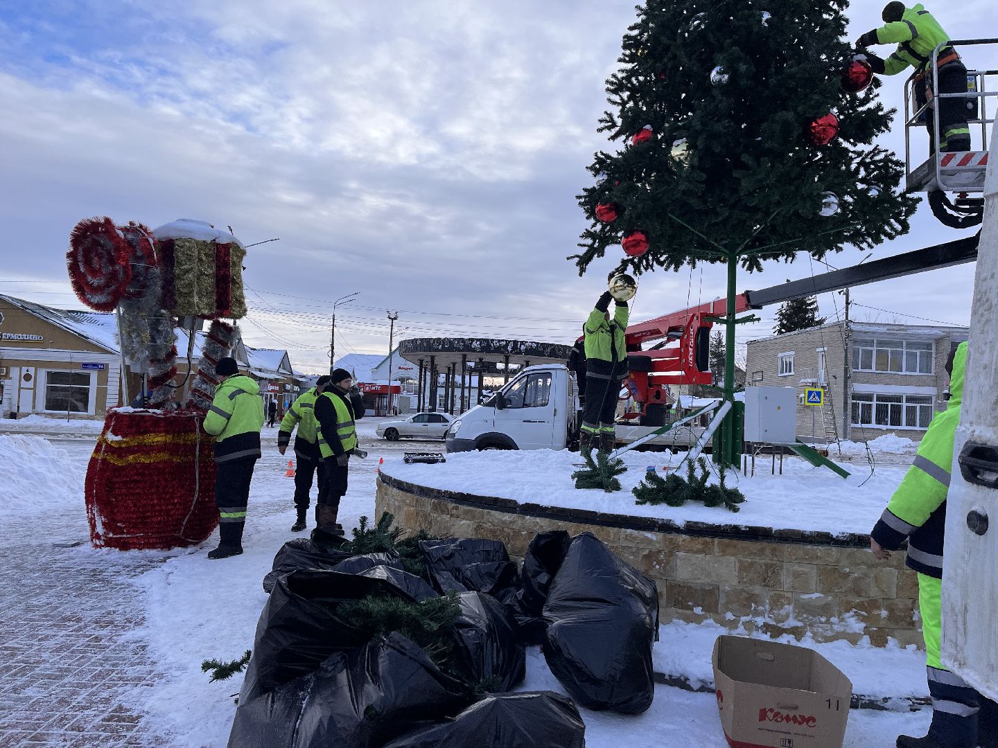 Шаховская, ёлка, комунальная техника, разобрали елку,