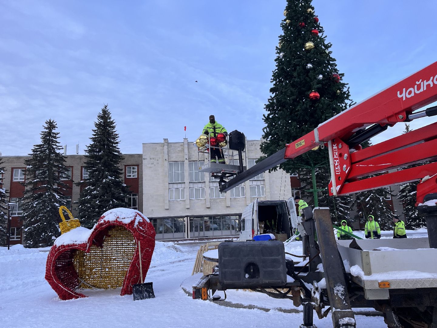 Шаховская, ёлка, комунальная техника, разобрали елку,