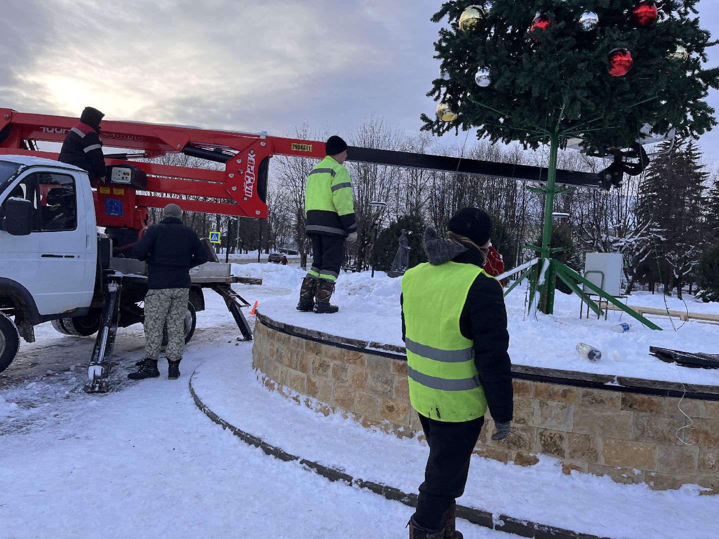 Шаховская, ёлка, комунальная техника, разобрали елку,