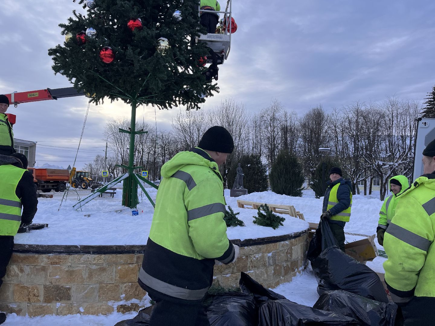 Шаховская, ёлка, комунальная техника, разобрали елку,