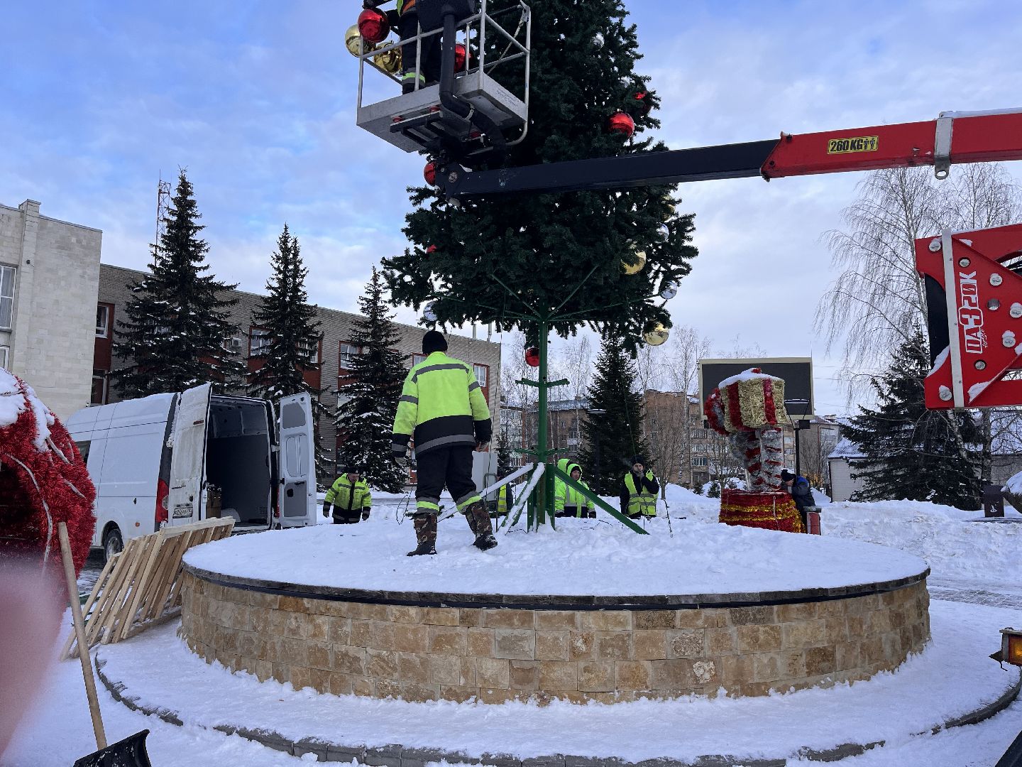 Шаховская, ёлка, комунальная техника, разобрали елку,