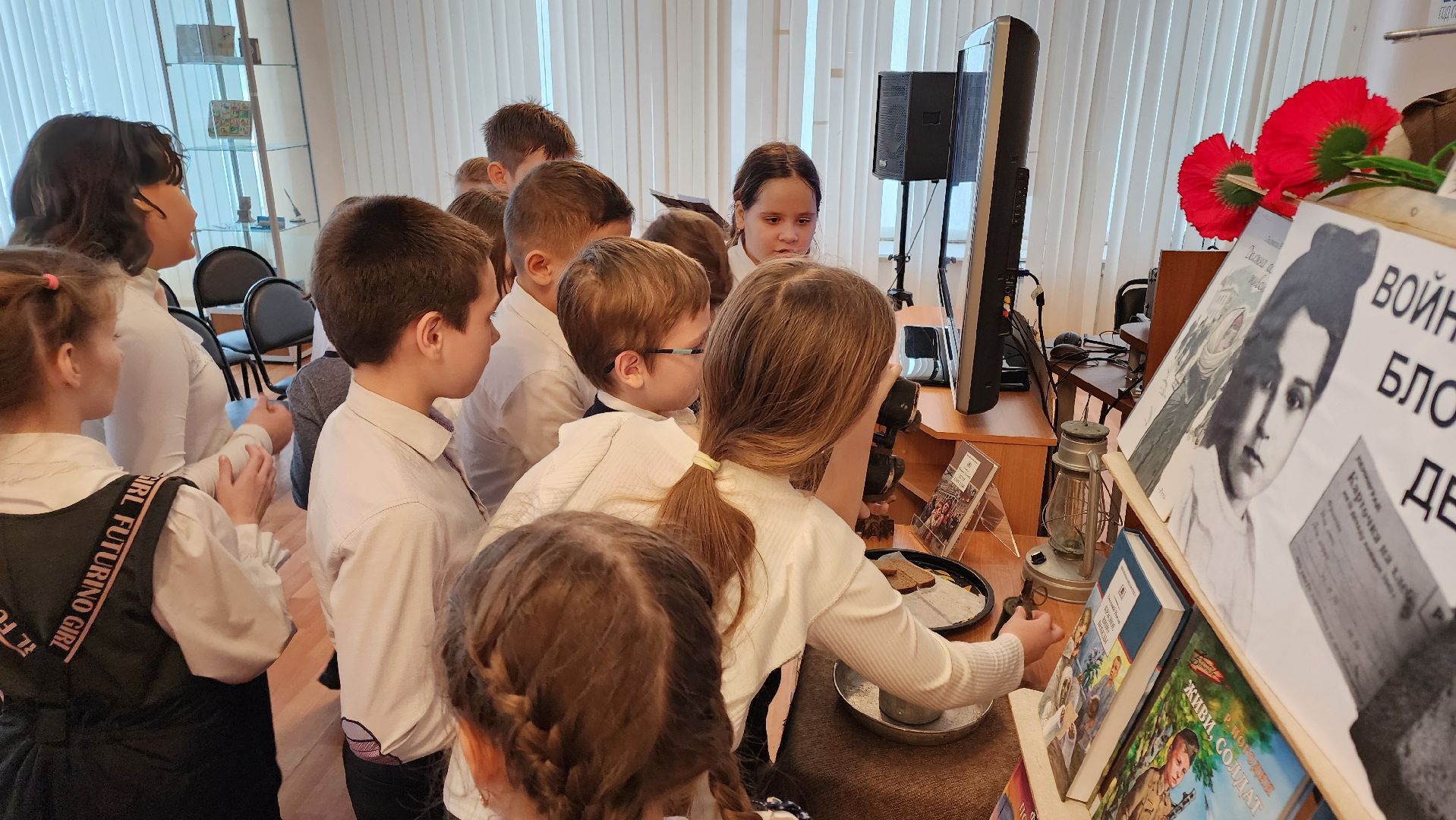 кашира, час мужества, блокада ленинграда, школьники, центральная библиотека, патриотическое воспитание, ВОВ,