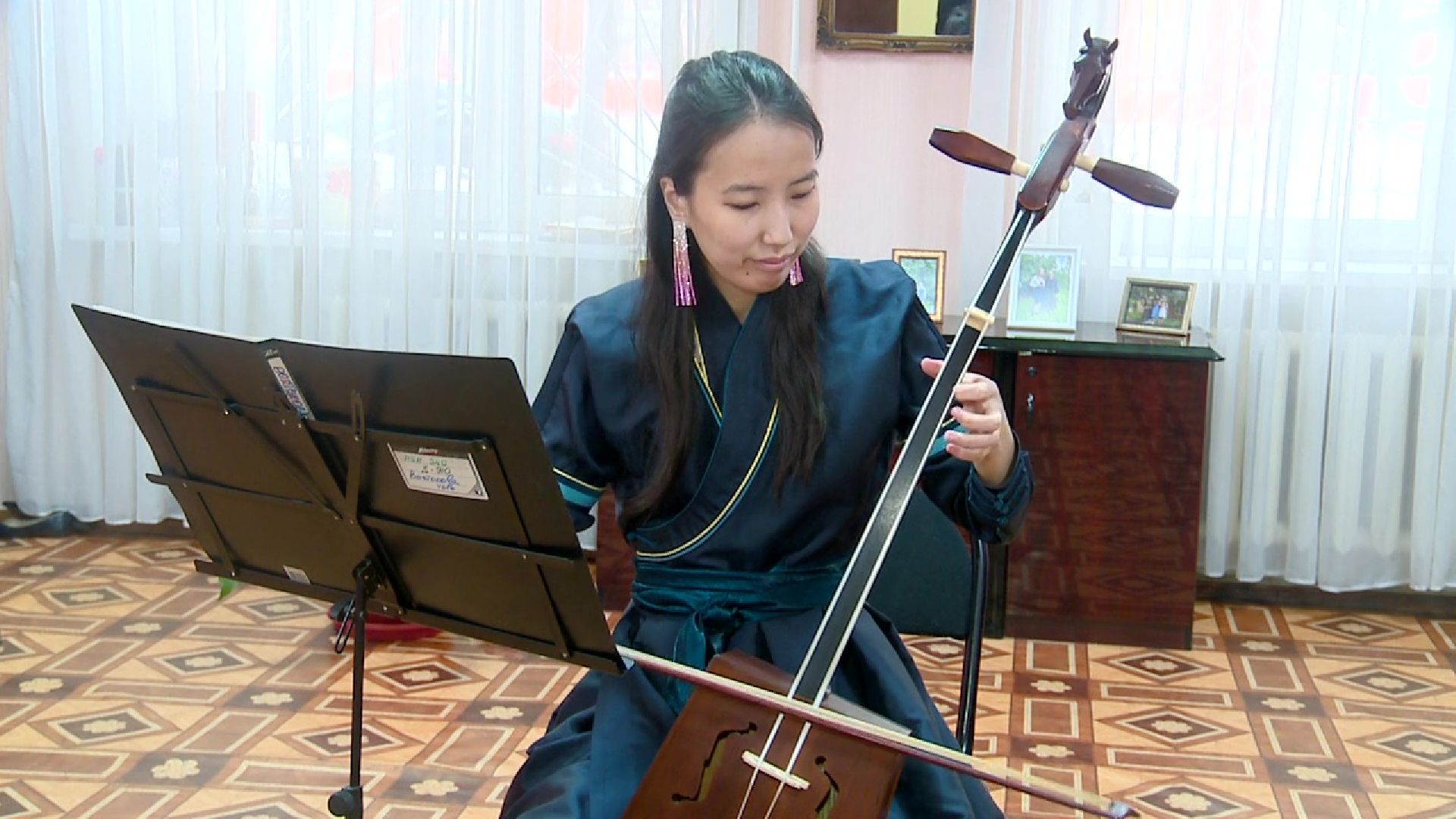 Реутов, Образование, музыкальная школа, моринхур, игра на моринхуре, ноты, смычок, лошадь,