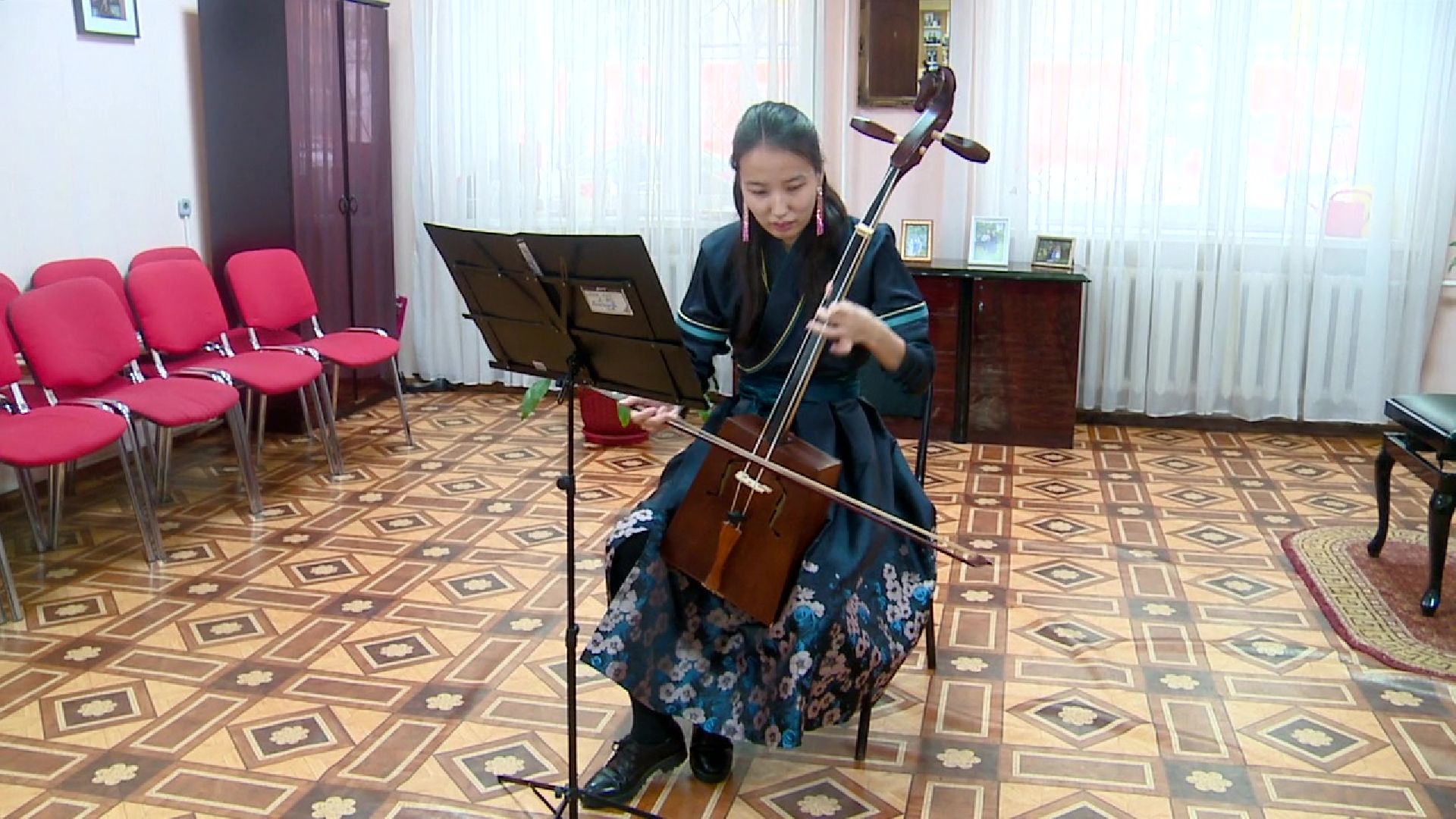 Реутов, Образование, музыкальная школа, моринхур, игра на моринхуре, ноты, смычок, лошадь,