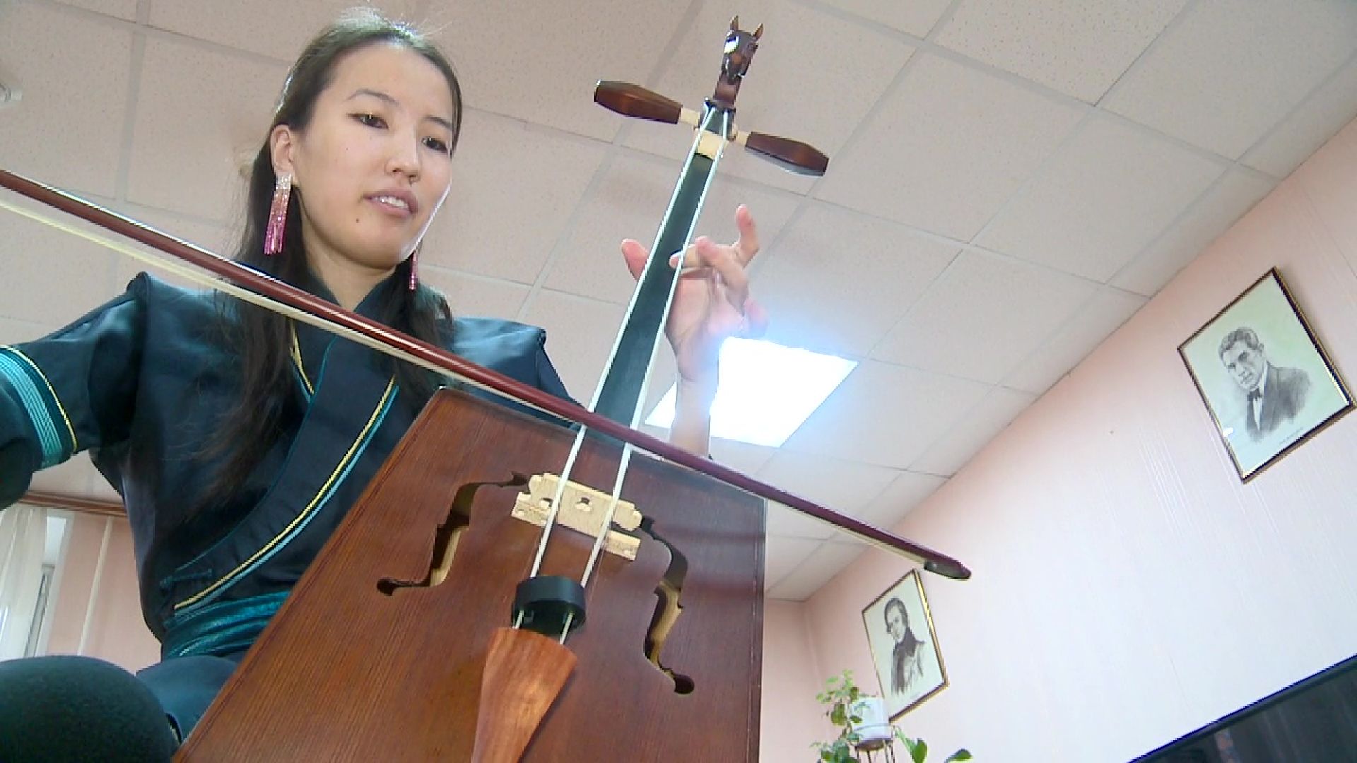 Реутов, Образование, музыкальная школа, моринхур, игра на моринхуре, ноты, смычок, лошадь,