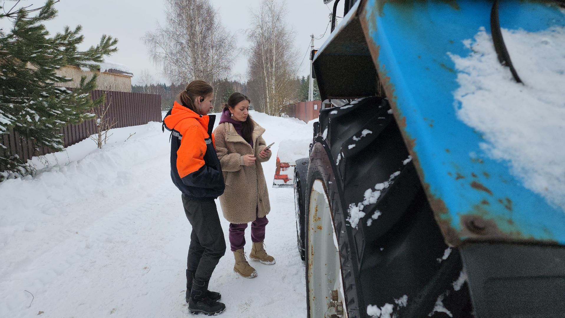 Девушка на тракторе, благоустойство, дороги, Егорьевск, Подмосковье, московская область,