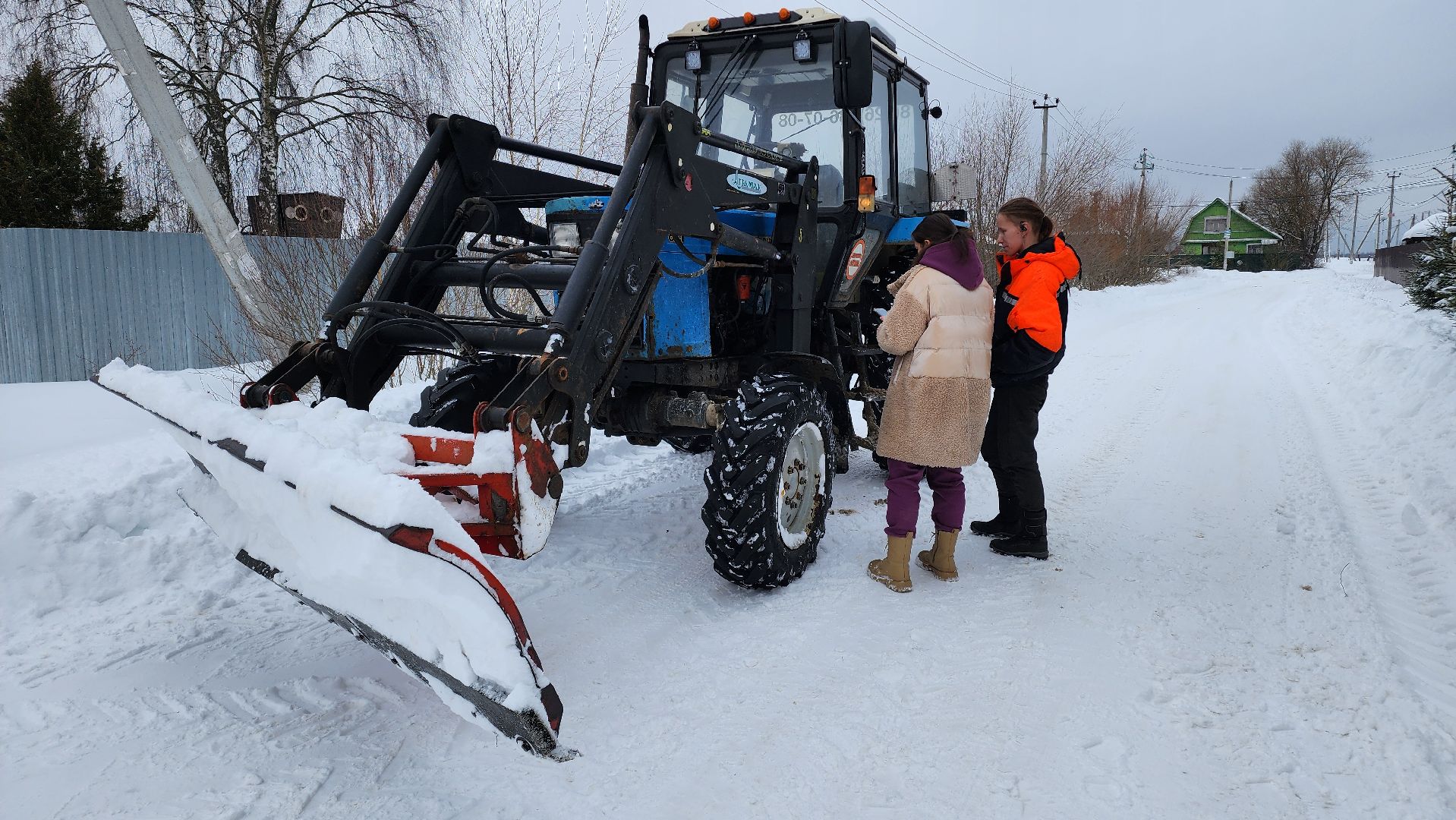 Девушка на тракторе, благоустойство, дороги, Егорьевск, Подмосковье, московская область,