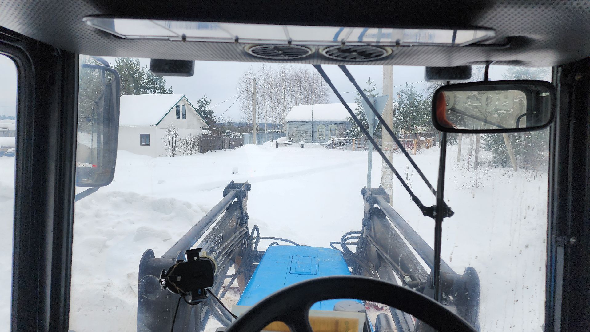 Девушка на тракторе, благоустойство, дороги, Егорьевск, Подмосковье, московская область,