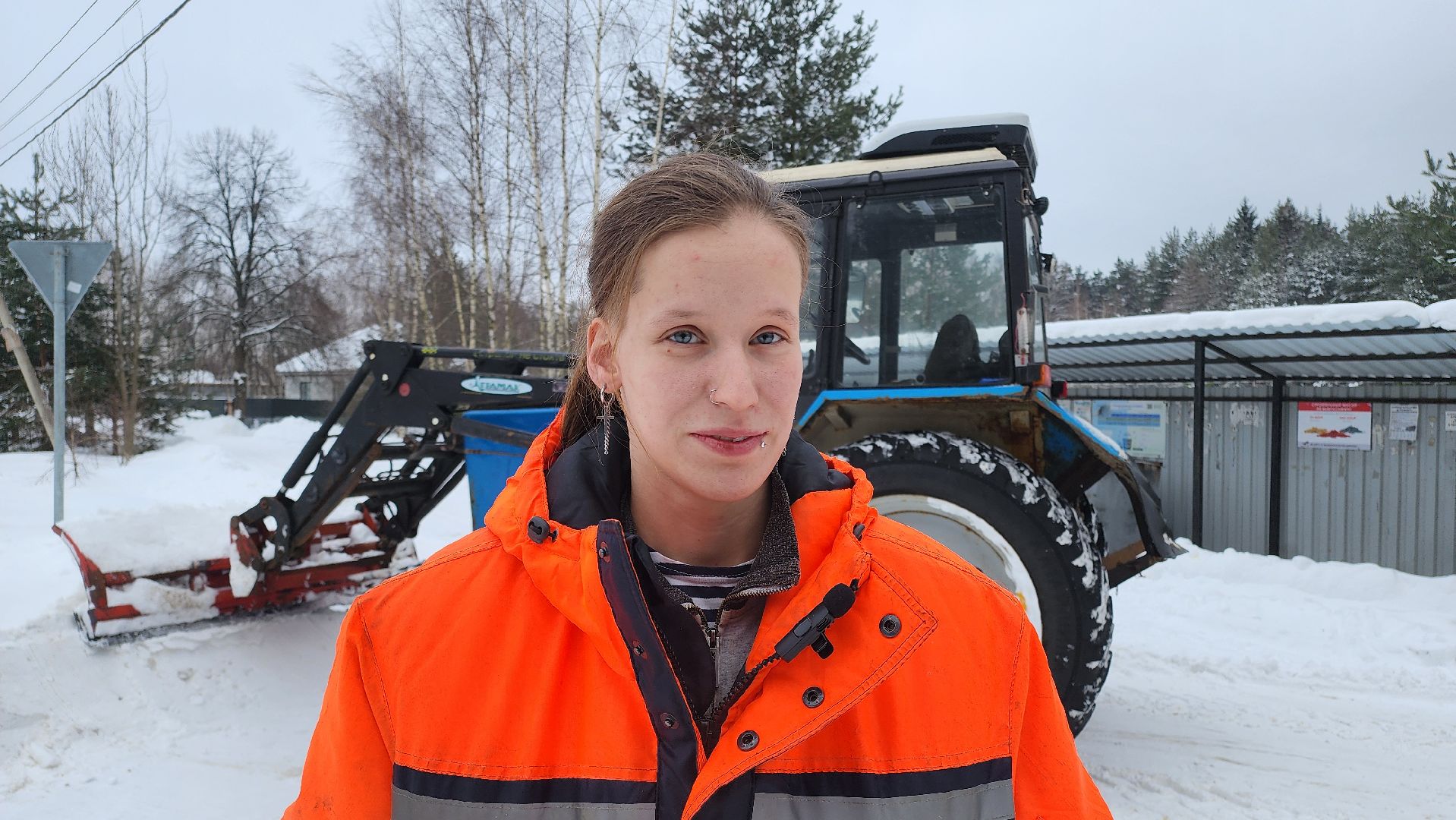 Девушка на тракторе, благоустойство, дороги, Егорьевск, Подмосковье, московская область,