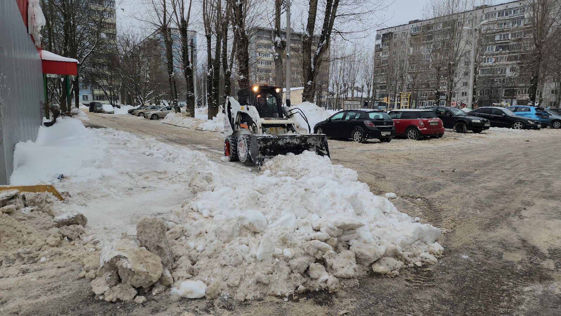 благоустойство, уборка дворов, уборка снега, коммунальная техника, коммунальщики, руза, рузский городской округ,