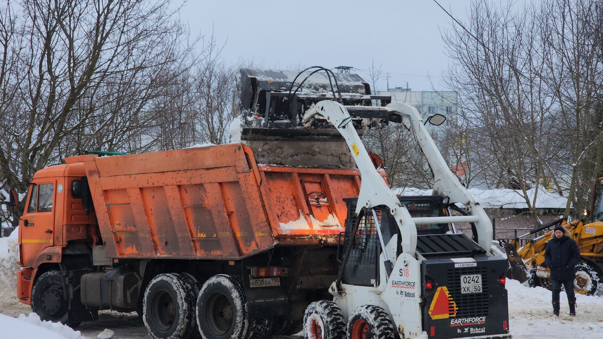 благоустойство, уборка дворов, уборка снега, коммунальная техника, коммунальщики, руза, рузский городской округ,