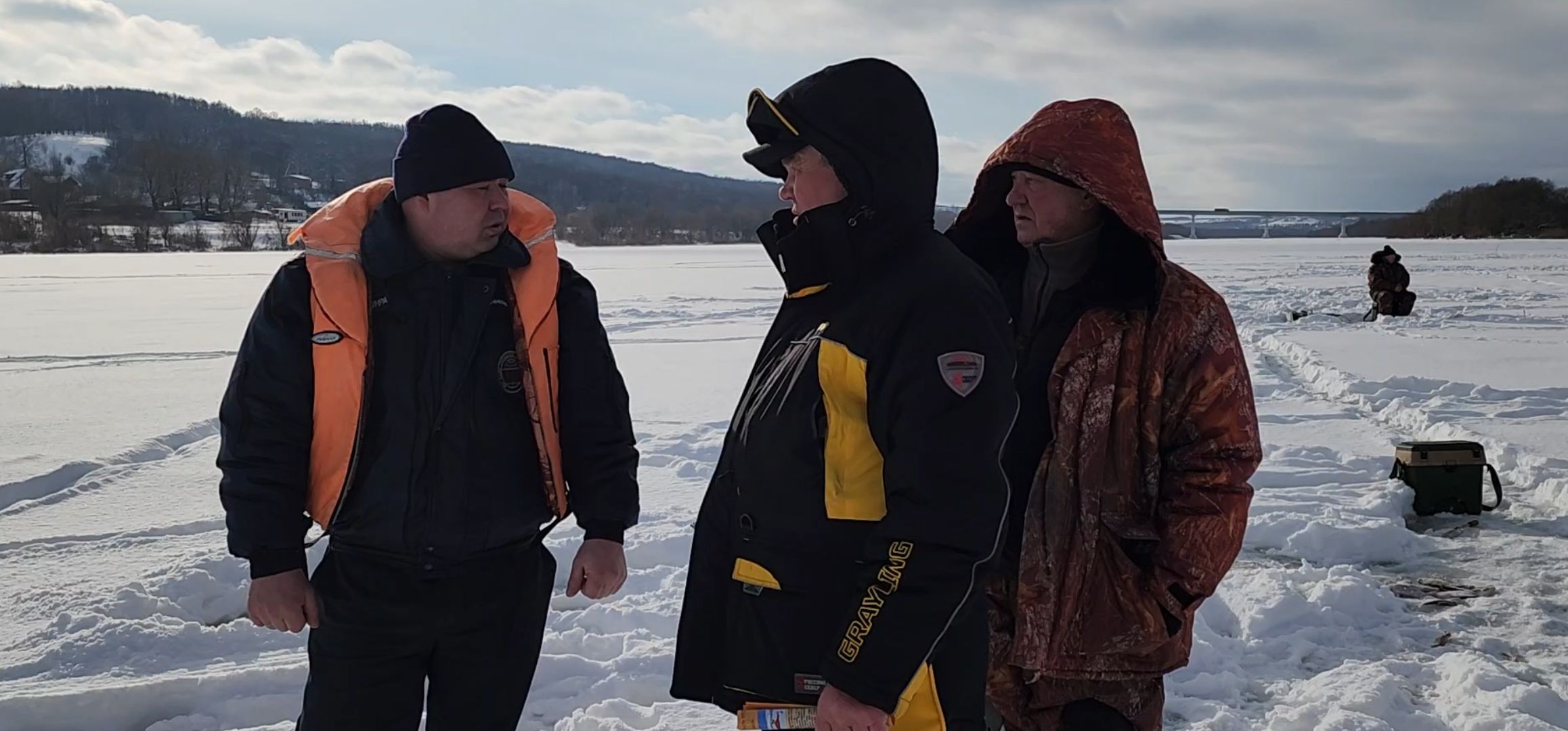 кашира, водно-спасательная станция, спасатели, судно на воздушной подушке, Ока, рыбаки, зимняя рыбалка, безопасность на льду,