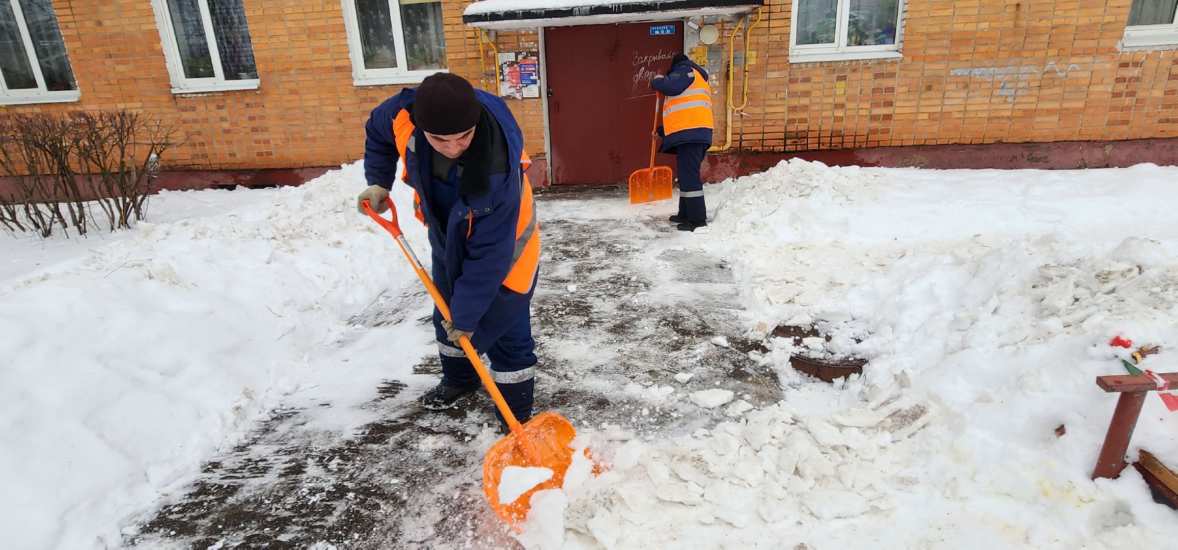 сосульки на крышах, село Вельяминово, Домодедово, уборка снега,