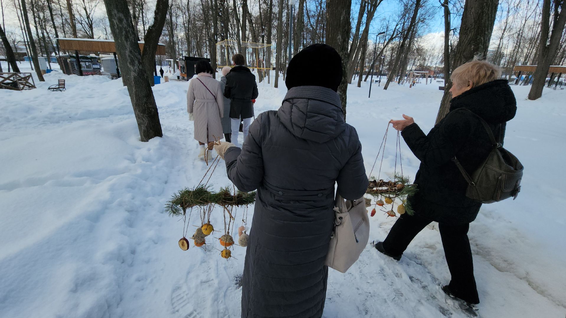 серпухов, парк имени олега степанова, центр серпуховский, кормушка для птиц, пенсионеры,