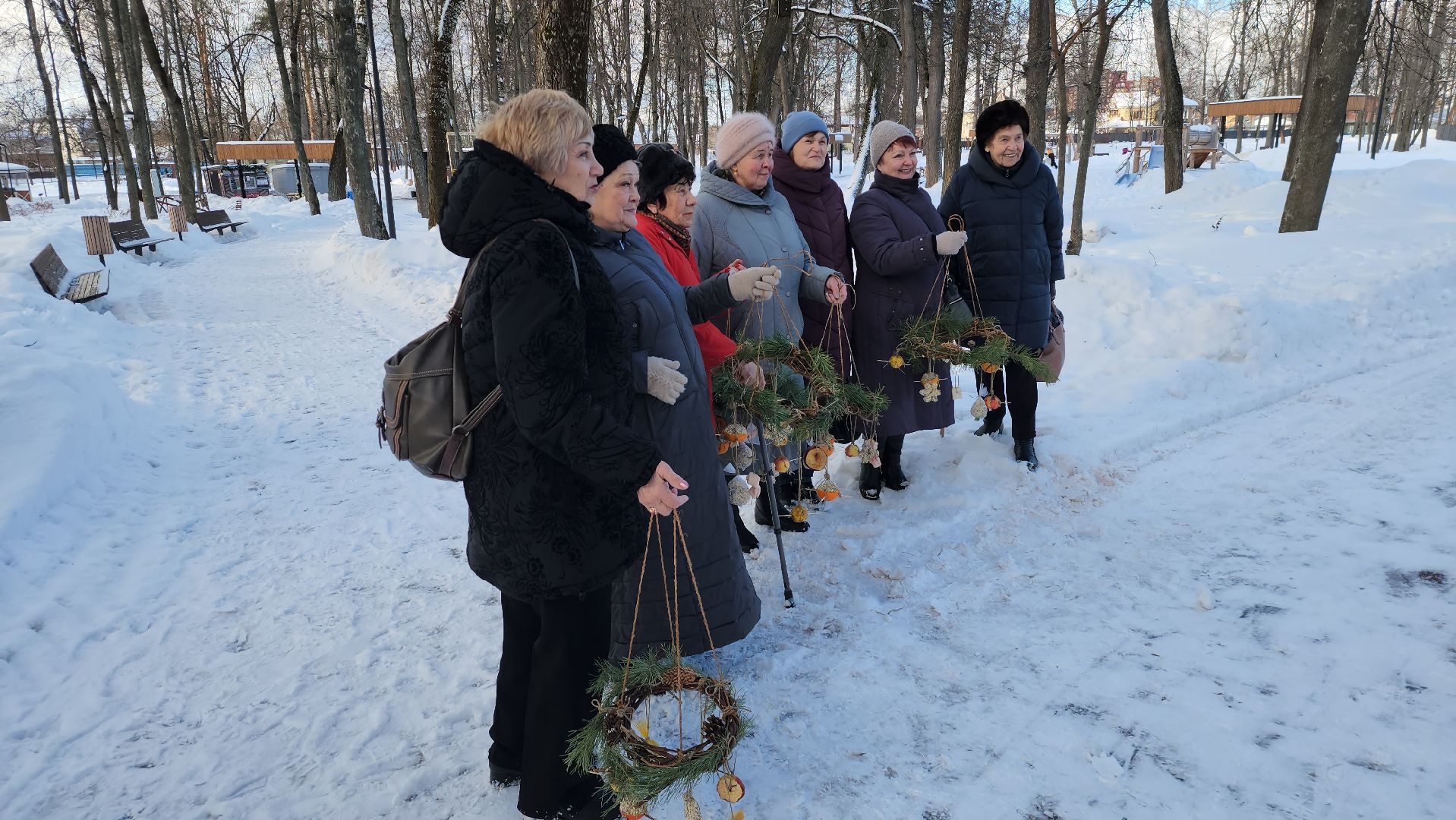 серпухов, парк имени олега степанова, центр серпуховский, кормушка для птиц, пенсионеры,