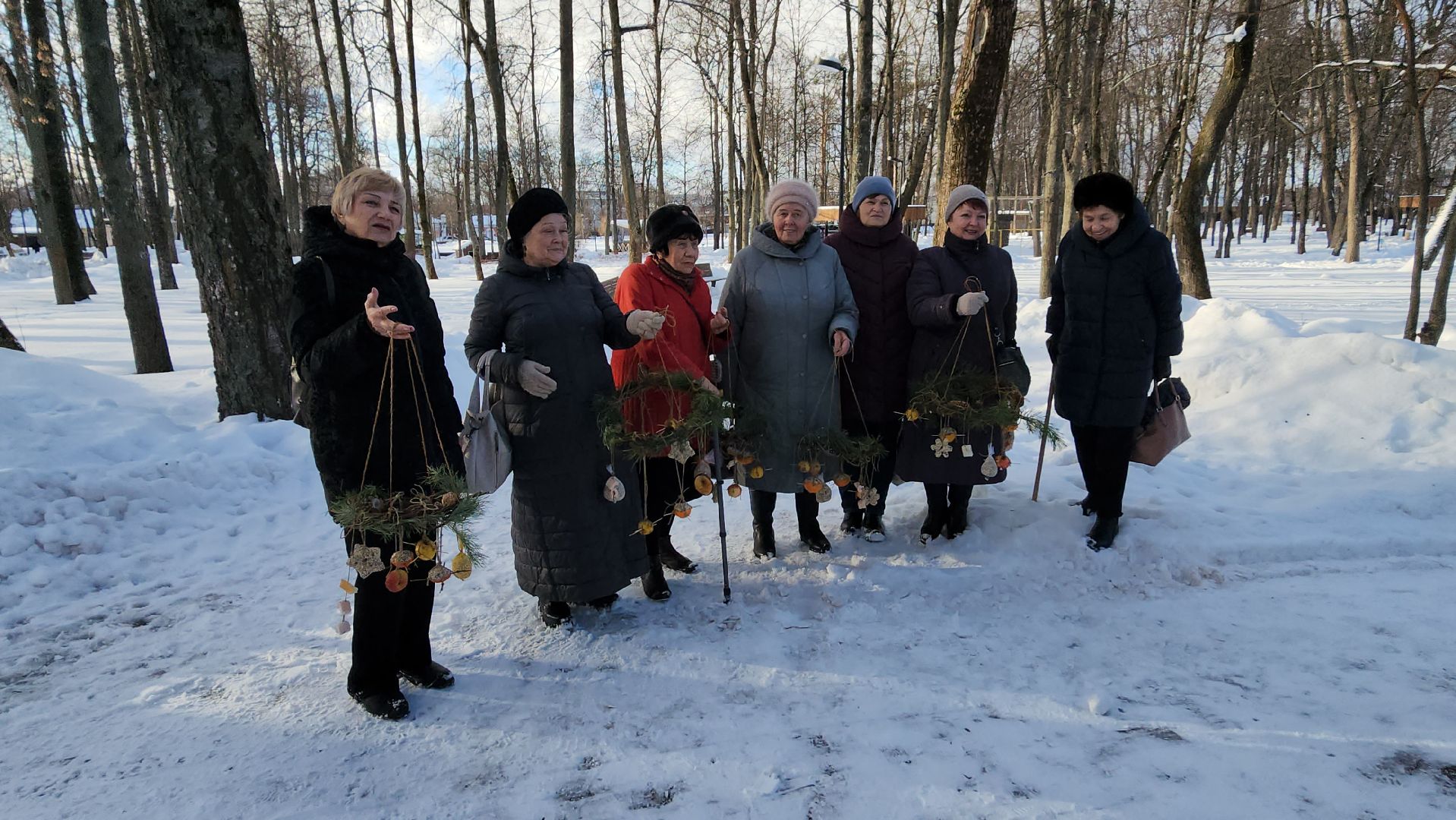 серпухов, парк имени олега степанова, центр серпуховский, кормушка для птиц, пенсионеры,