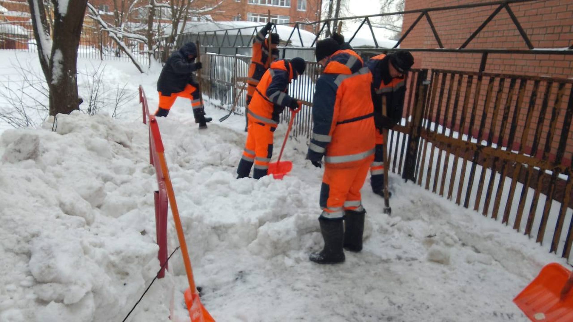 пушкино, снегоуборочная техника, уборка дворов, циклон ольга, снегопад,