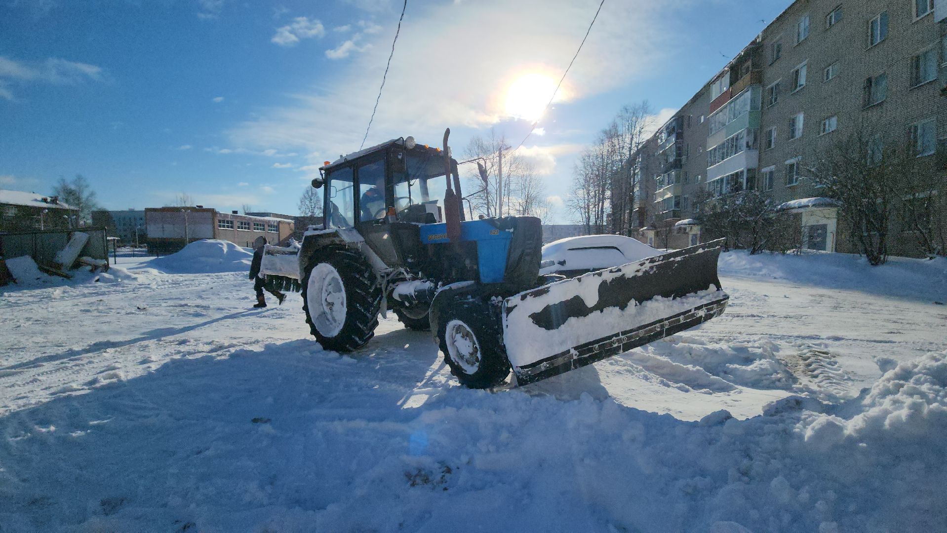 уборка дворов, уборка снега, ольга, снегопад ольга, коммунальная техника, коммунальщики, руза, рузский городской округ,