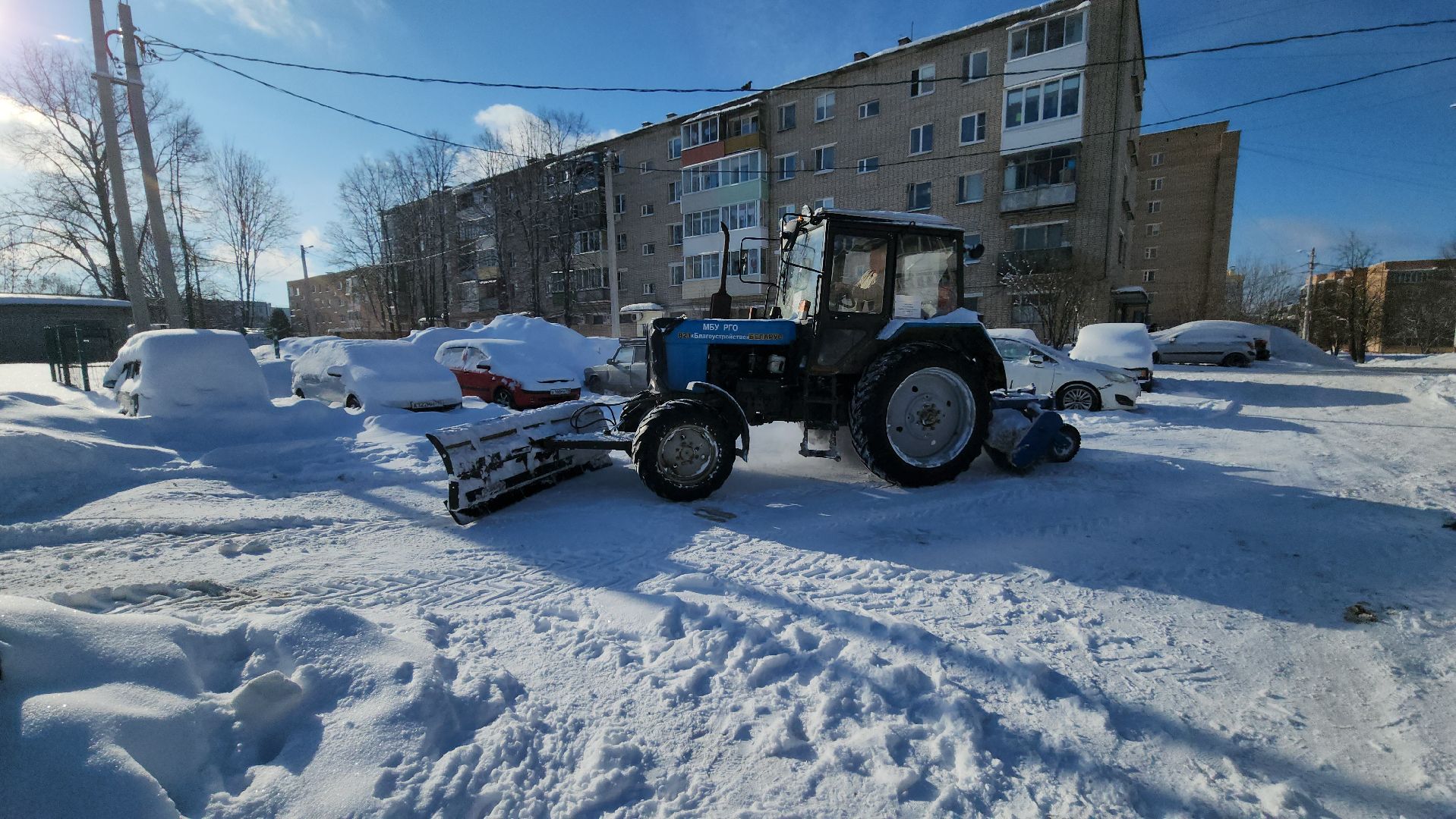 уборка дворов, уборка снега, ольга, снегопад ольга, коммунальная техника, коммунальщики, руза, рузский городской округ,