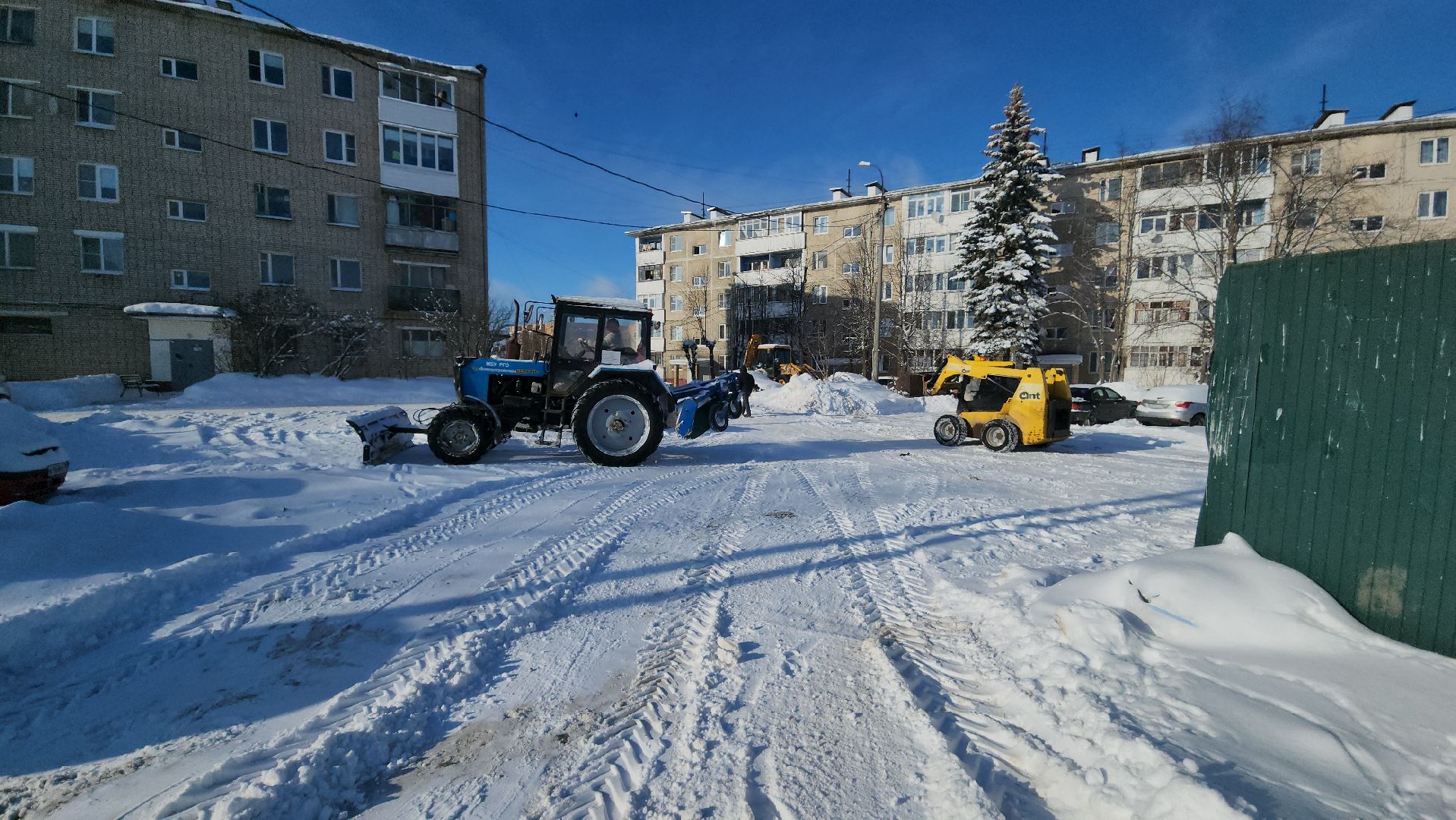 уборка дворов, уборка снега, ольга, снегопад ольга, коммунальная техника, коммунальщики, руза, рузский городской округ,