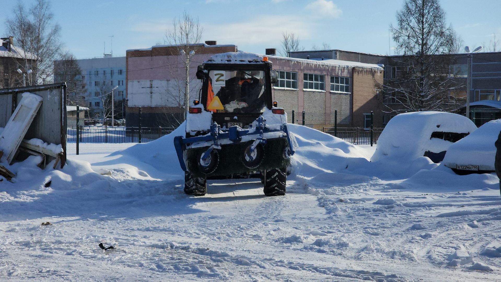 уборка дворов, уборка снега, ольга, снегопад ольга, коммунальная техника, коммунальщики, руза, рузский городской округ,