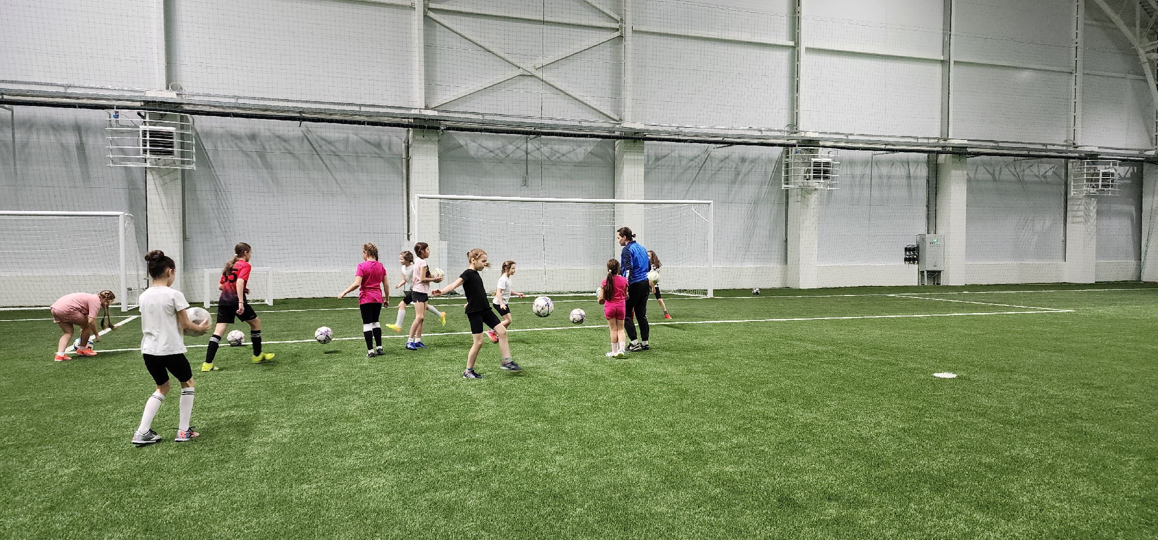 девочки и футбол, новый манеж, Домодедово, Велес,