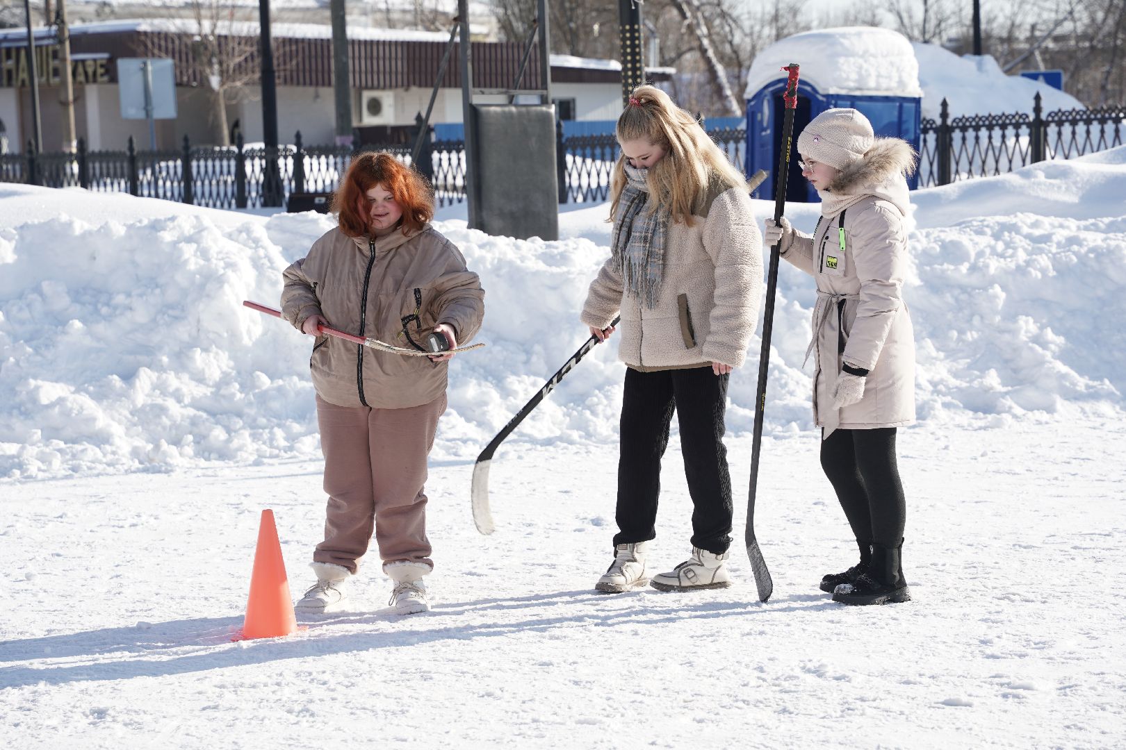 Рошаль, стартуют все, парк Крестов брод, зима в Подмомсковье, зима в парке, Большая Шатура, скандинавская ходьба, футбол на снегу, хоккей на снегу, спорт, активное долголетие,