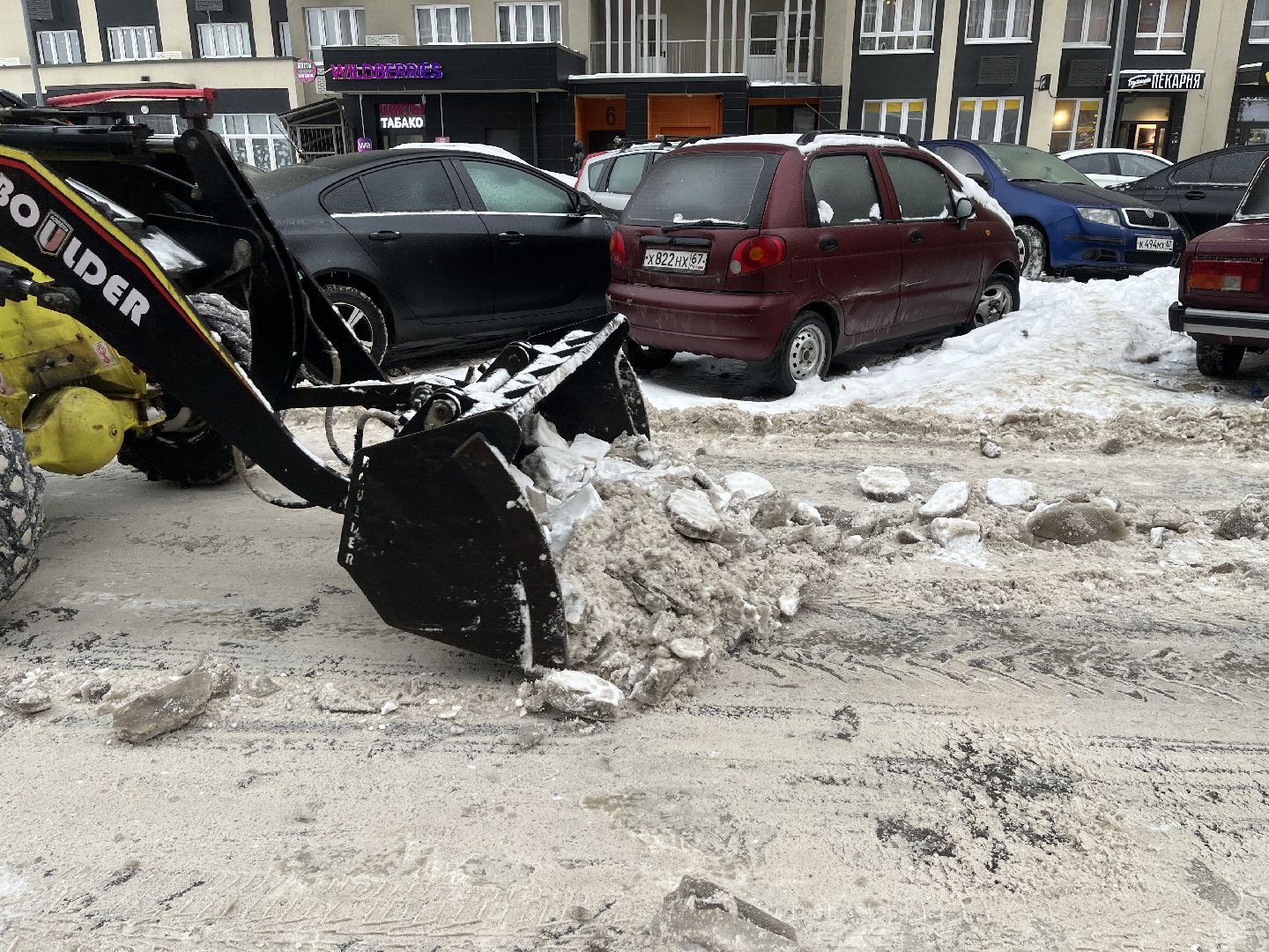 уборка дворов, убирают снег, непогода, коммунальные службы,