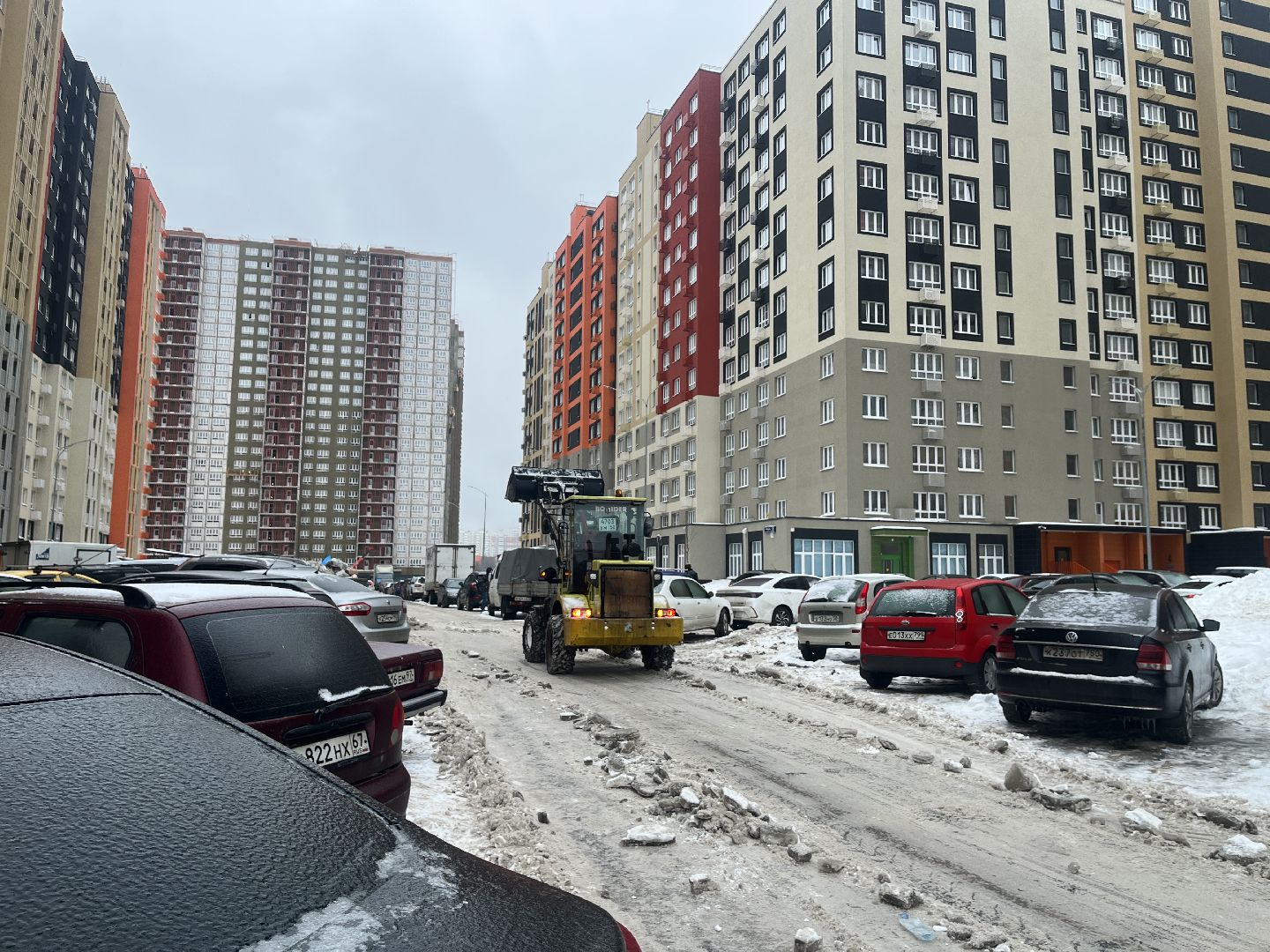 уборка дворов, убирают снег, непогода, коммунальные службы,