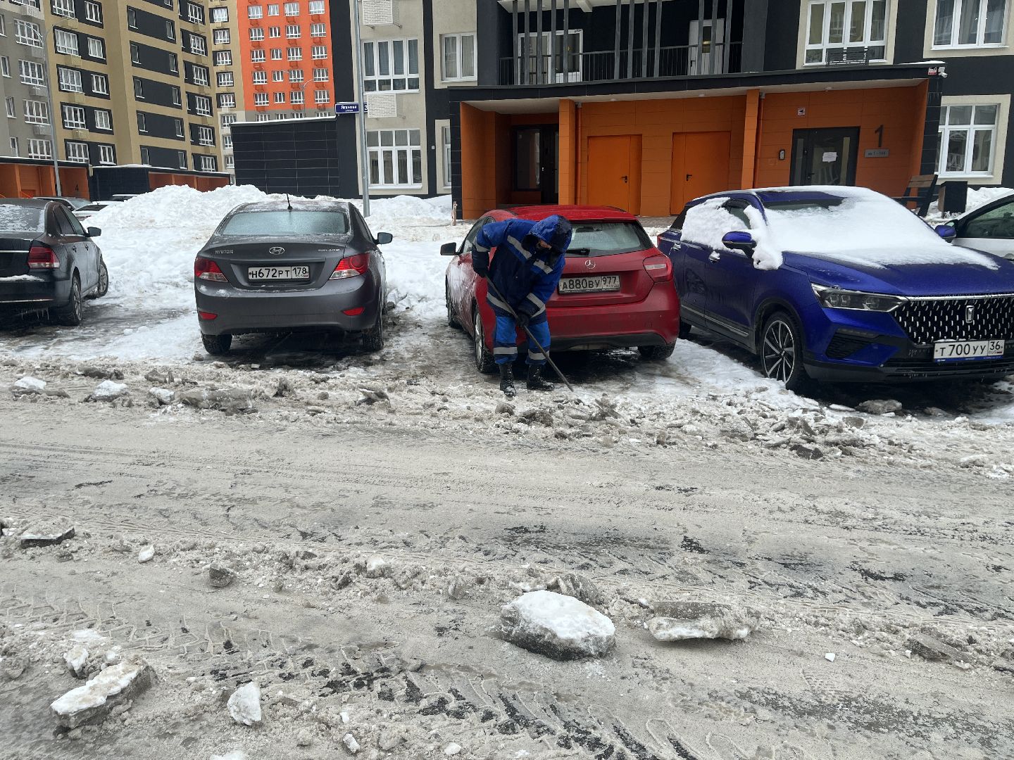 уборка дворов, убирают снег, непогода, коммунальные службы,