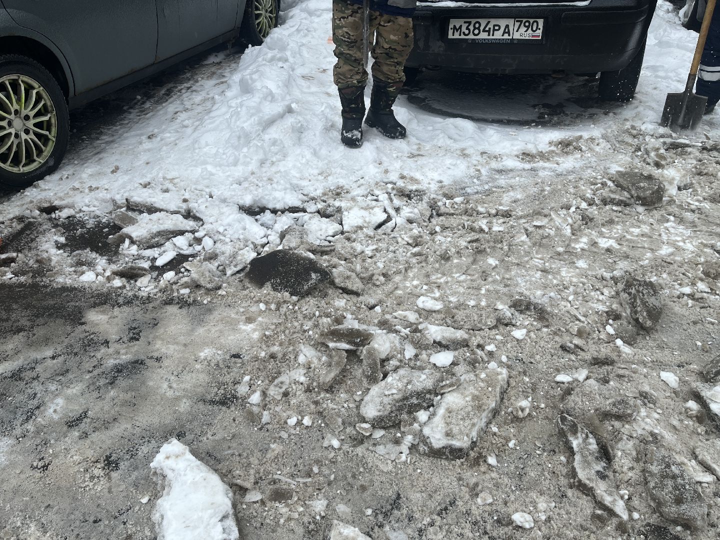 уборка дворов, убирают снег, непогода, коммунальные службы,