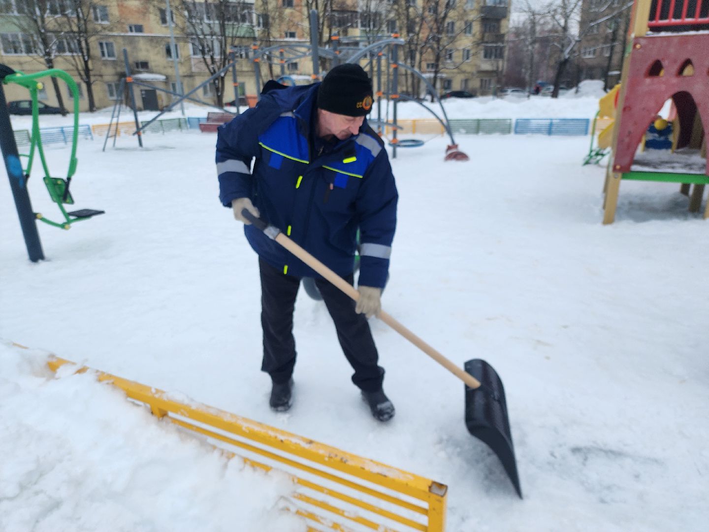 ледяной дождь, уборка дворов, уборка общественных территорий, коммунальная техника, коммунальщики, руза, рузский городской округ,