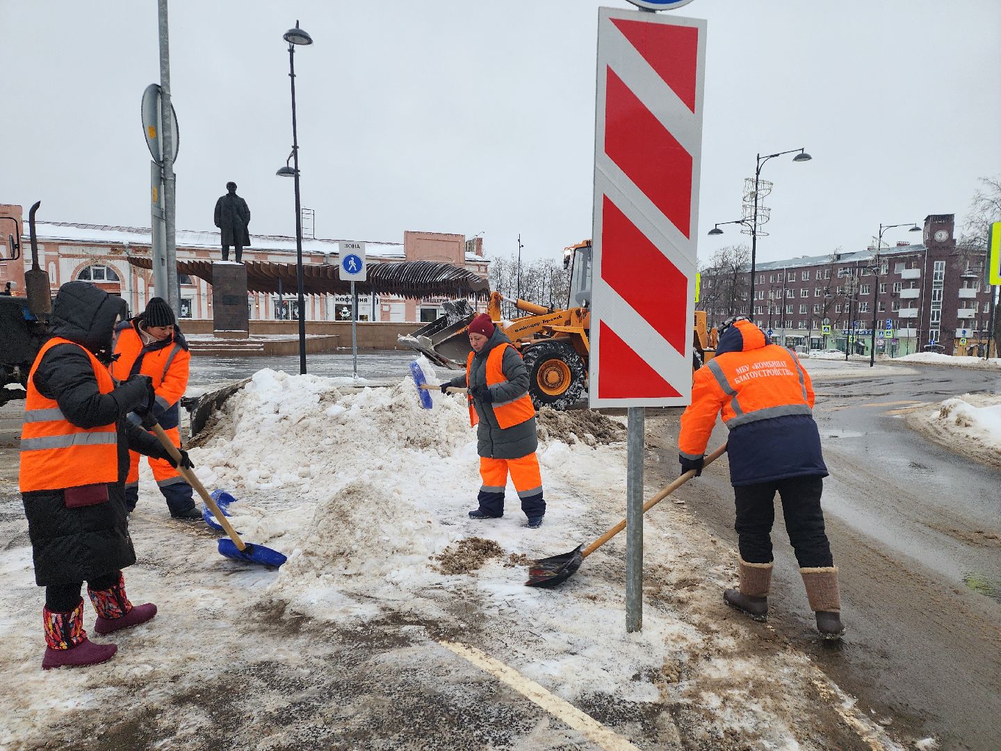 серпухов, подмосковье, площадь ленина, убирают снег,