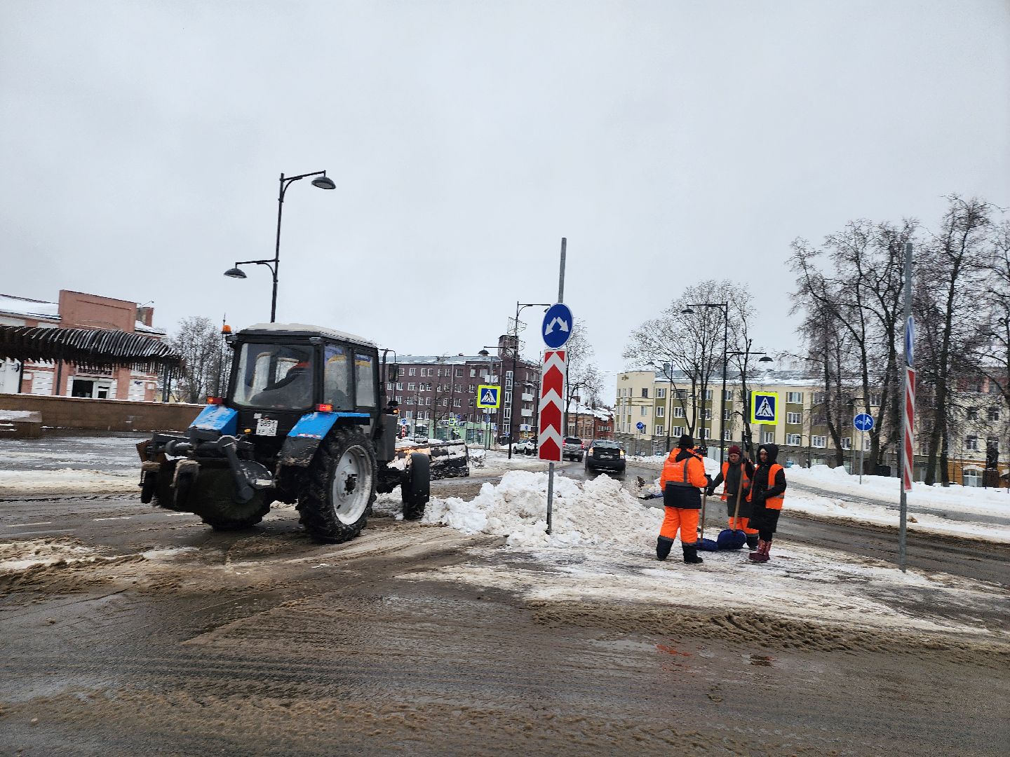 серпухов, подмосковье, площадь ленина, убирают снег,