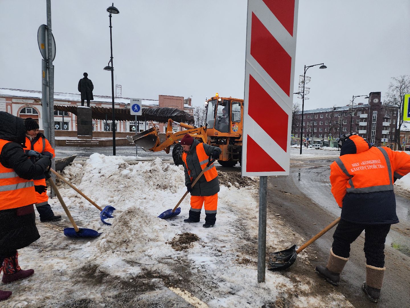 серпухов, подмосковье, площадь ленина, убирают снег,